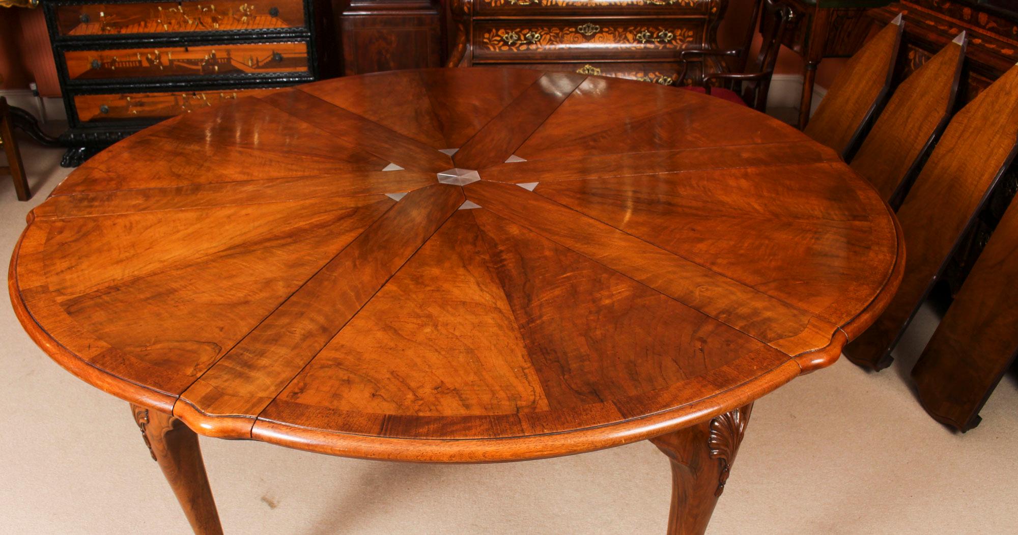 Antique Walnut Jupe Action Dining Table by Gillows, Late 19th Century 6