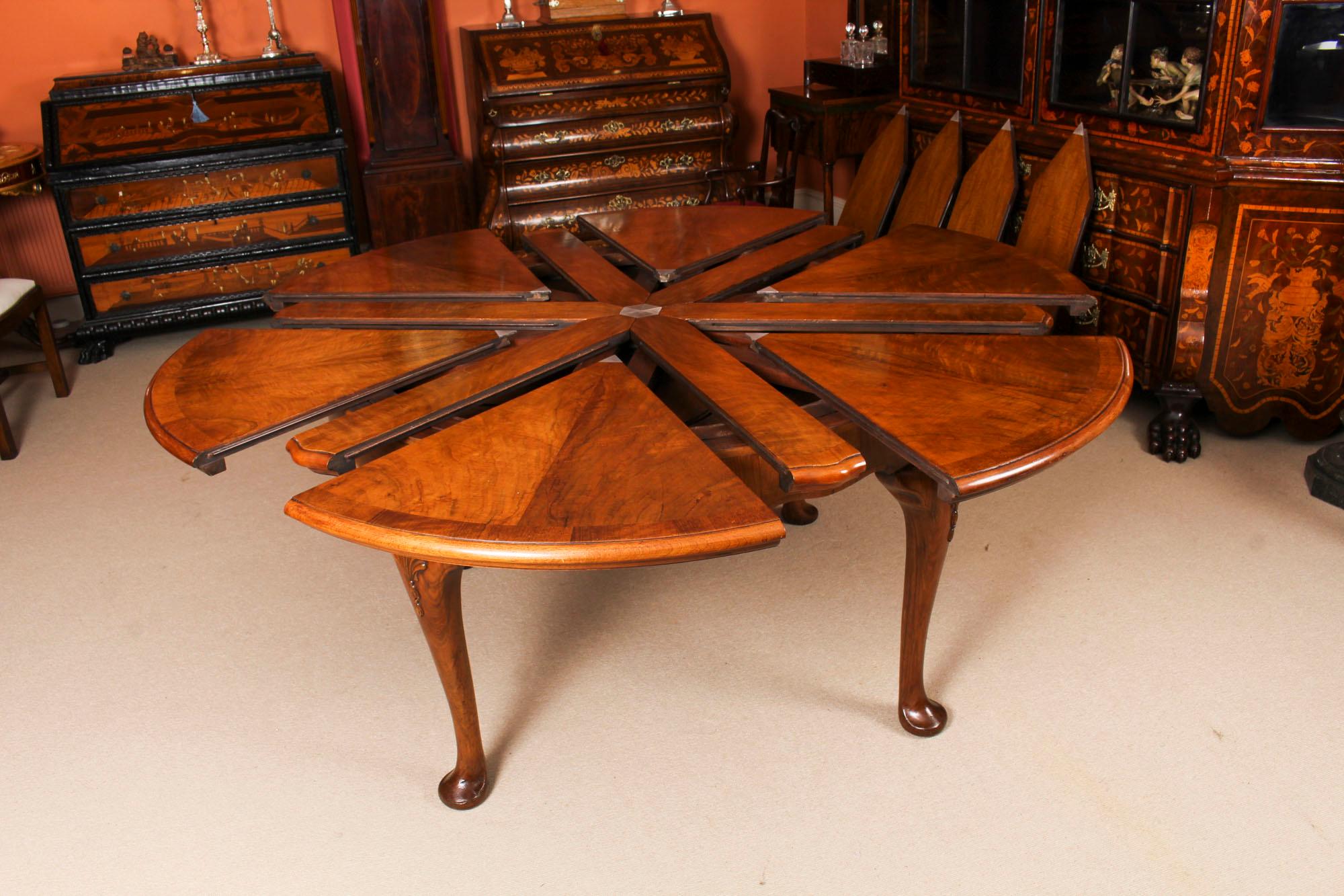 Antique Walnut Jupe Action Dining Table by Gillows, Late 19th Century 11