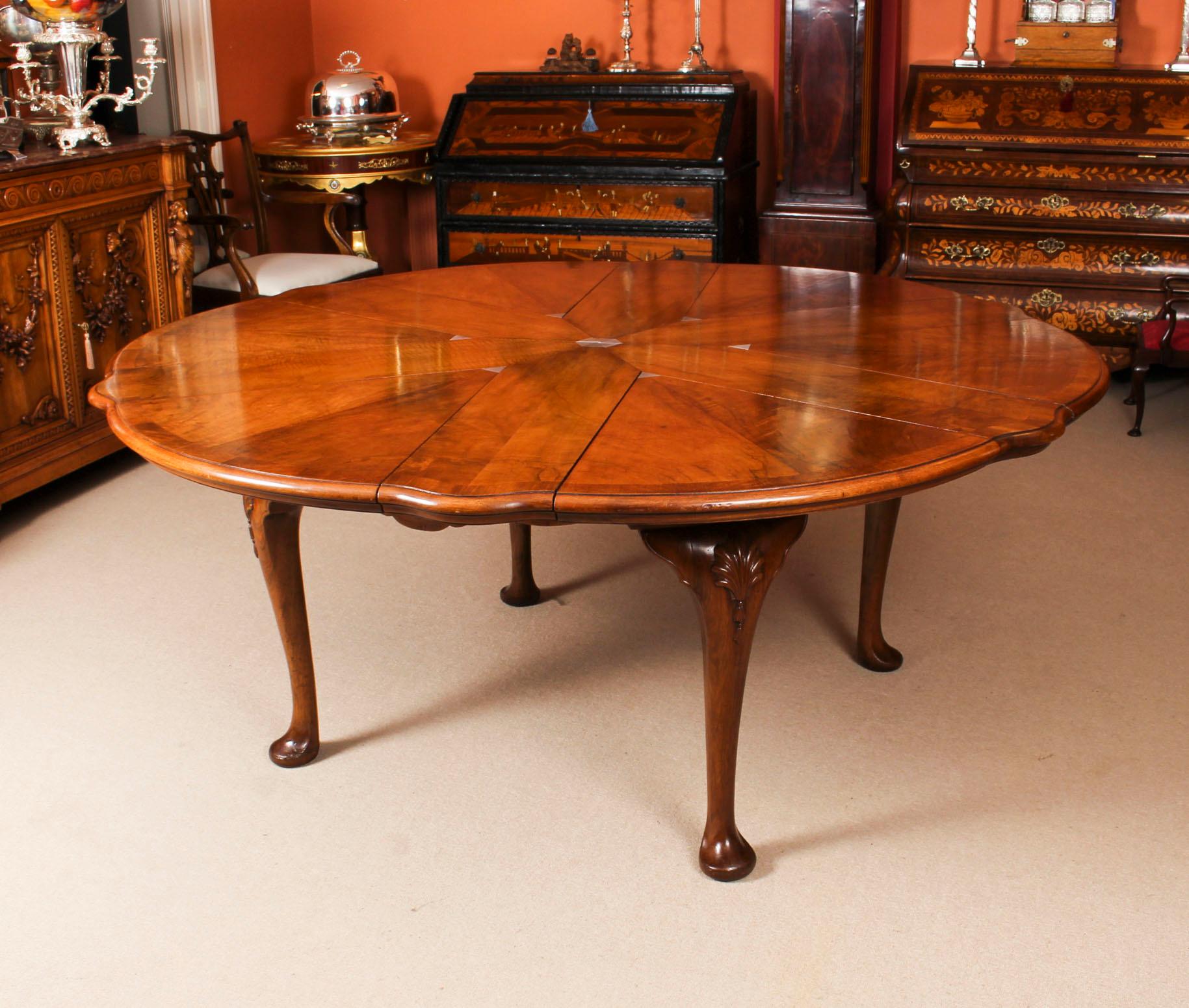 Queen Anne Antique Walnut Jupe Action Dining Table by Gillows, Late 19th Century