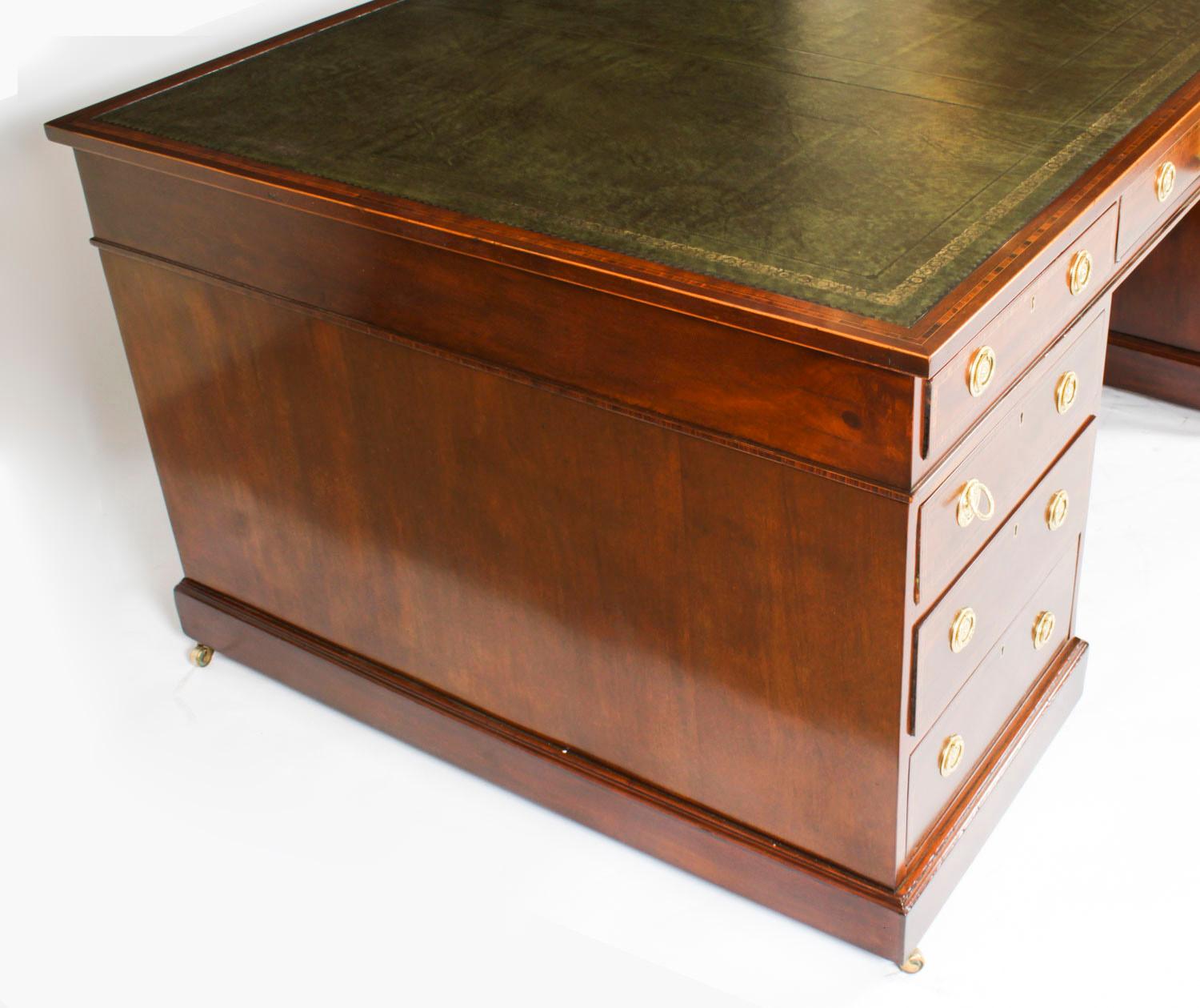 Antiker 6ft George III.-Mahagoni-Schreibtisch mit gekreuzten Partnern aus dem 19. Jahrhundert im Angebot 11
