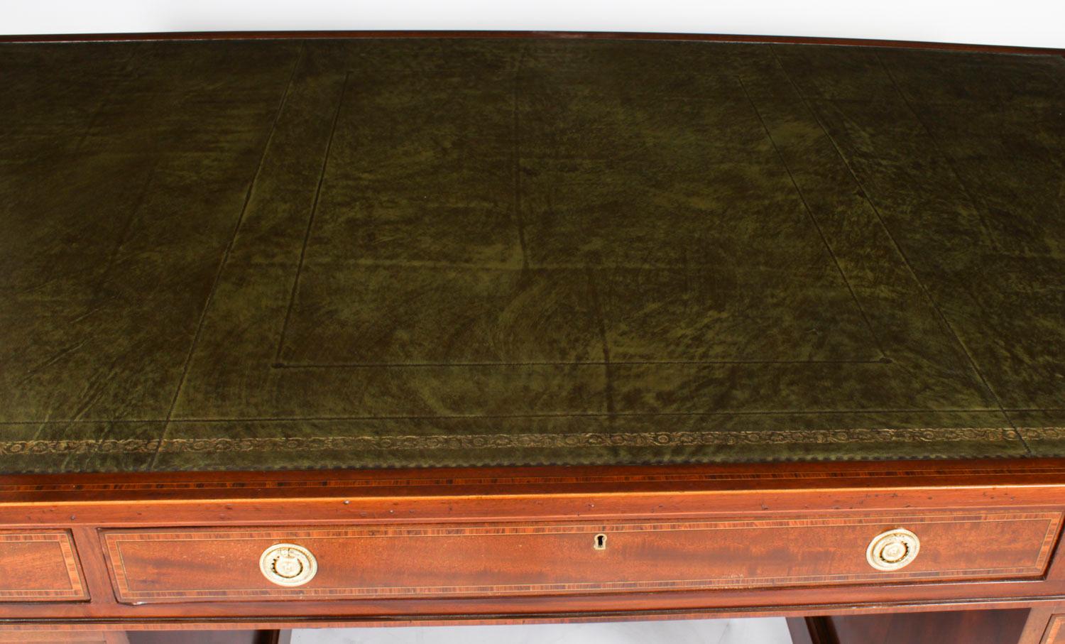 Dies ist eine feine antike George III Flamme Mahagoni Intarsien und crossbanded Sockel Partner Schreibtisch,  um 1810 datiert.
 
Der Schreibtisch ist aus wunderschönem geflammtem Mahagoni mit hochdekorativen Buchsbaum-, Ebenholz-, Satinholz- und