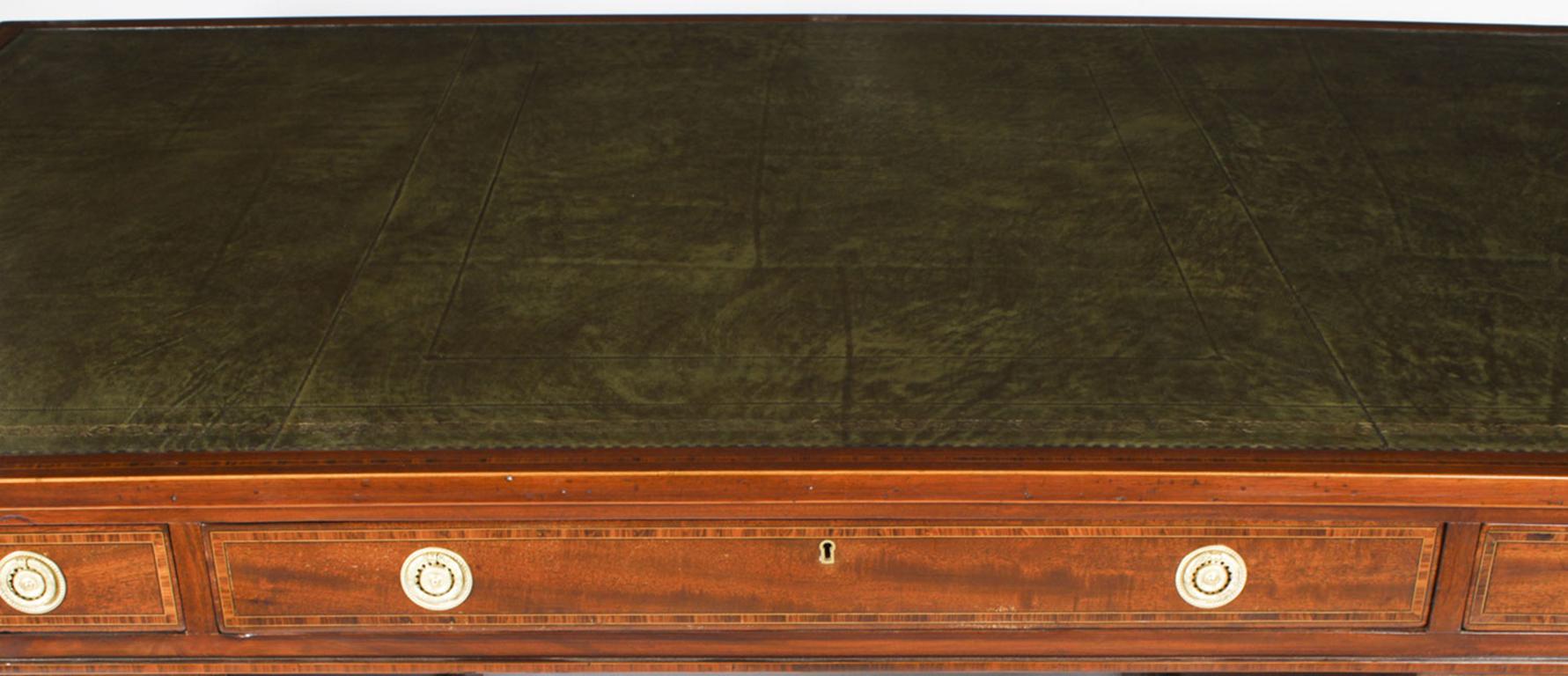 Antiker 6ft George III.-Mahagoni-Schreibtisch mit gekreuzten Partnern aus dem 19. Jahrhundert (Frühes 19. Jahrhundert) im Angebot