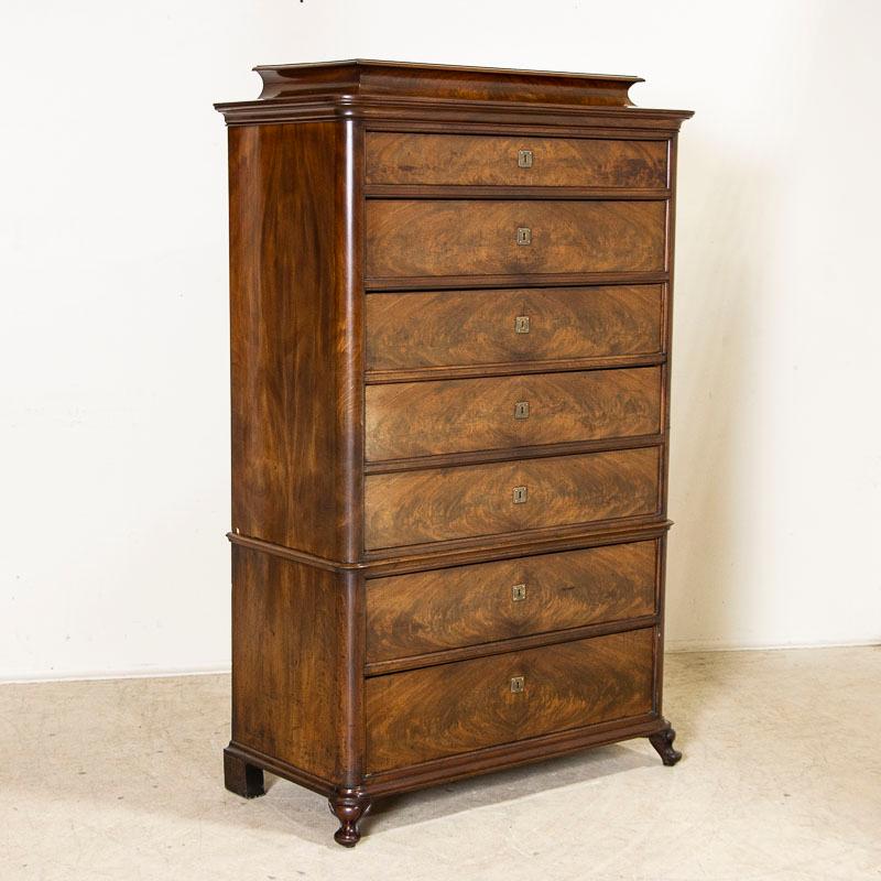This wonderful highboy has 7 drawers which showcase the remarkable grain of the mahogany wood. A key is used as the drawer 