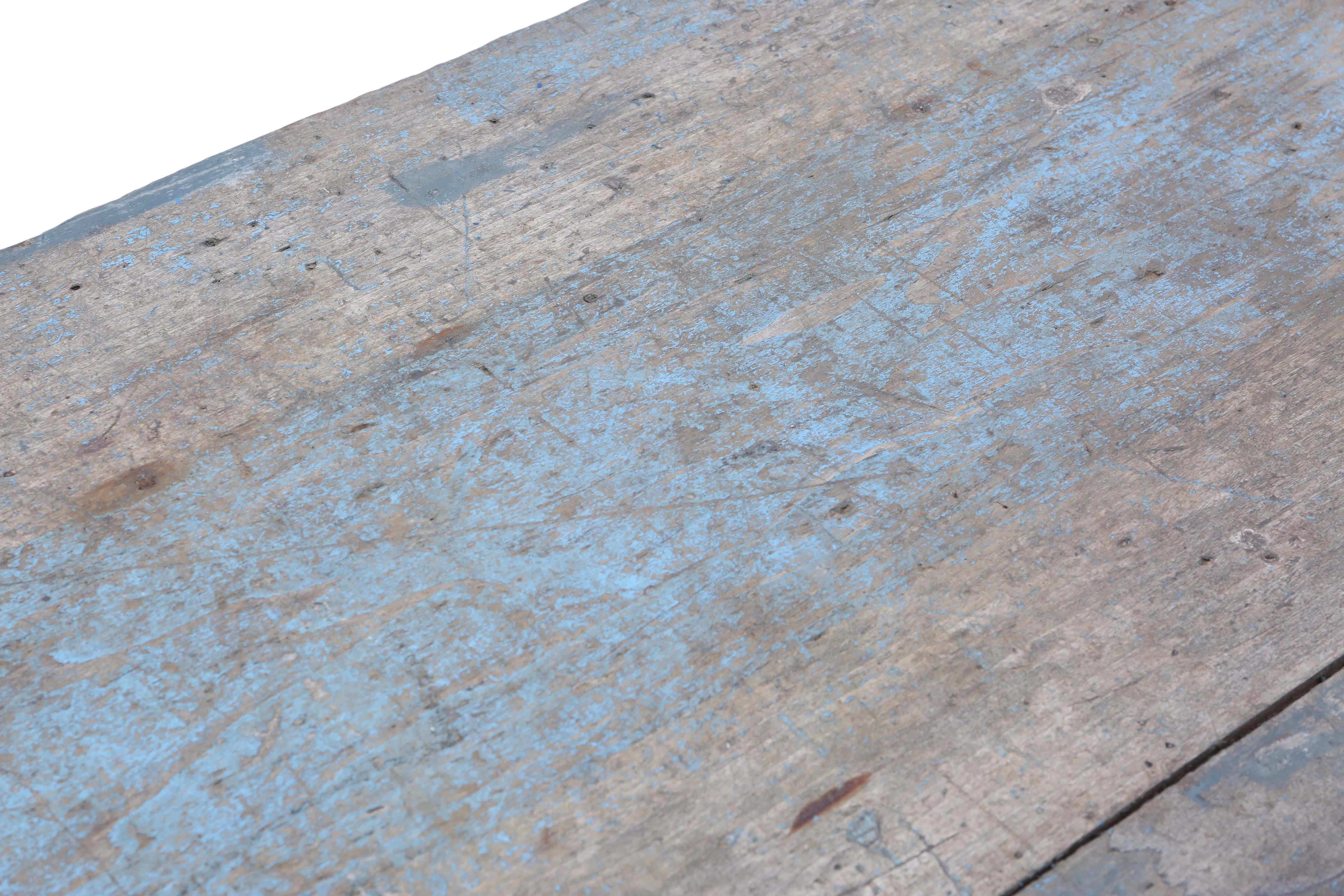 Ancienne table de réfectoire 7' en bois tendre peint C1900.

La finition de la peinture est belle et usée/déformée.

Solide, lourd et résistant, sans joints lâches ni vermine.

Dimensions maximales hors tout :

217cmL x 80cmW x 75cmH.

En bon état