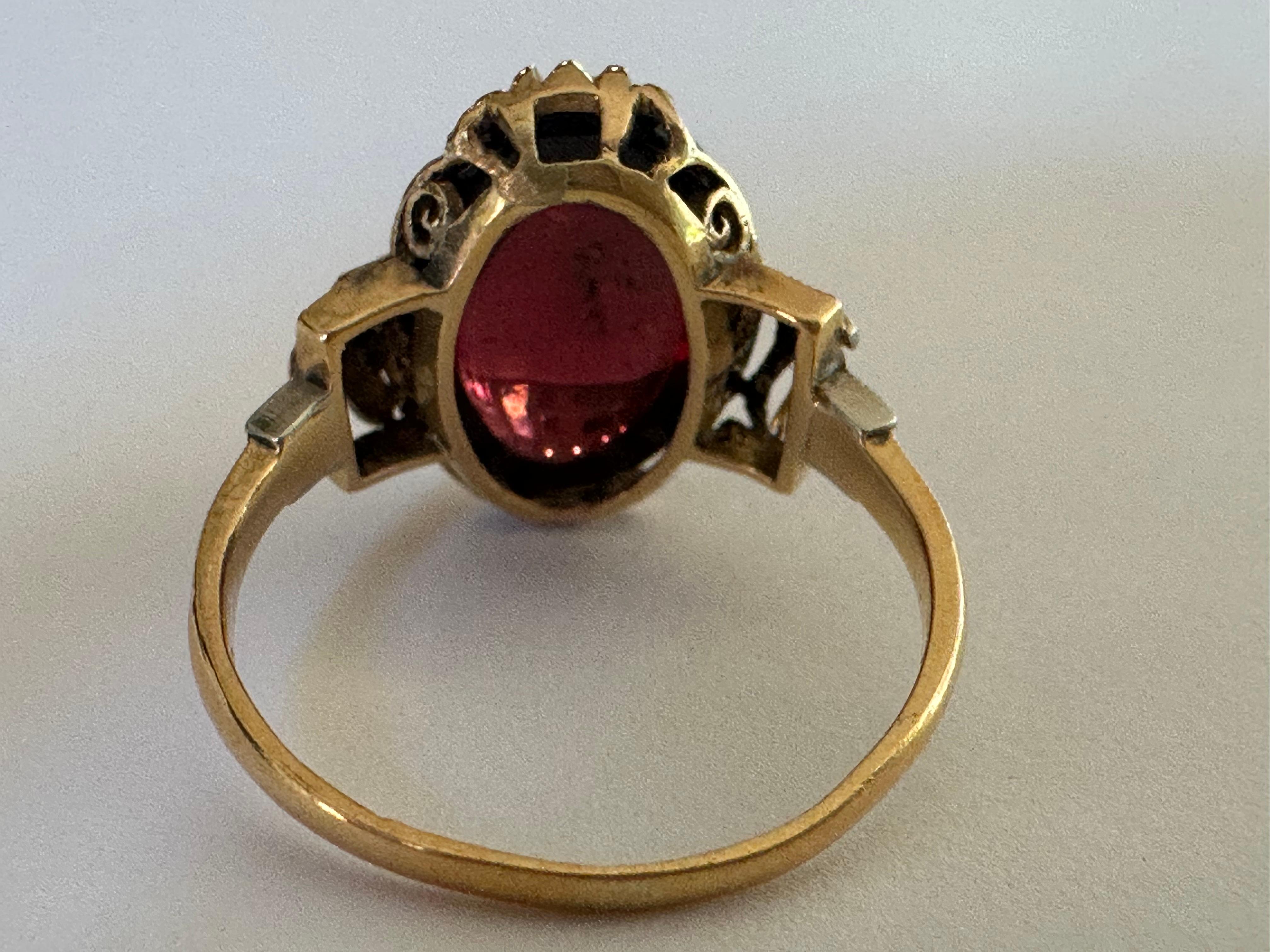 Victorien tardif Bague dôme antique en grenat tanzanien cabochon rouge de 7,63 carats en vente