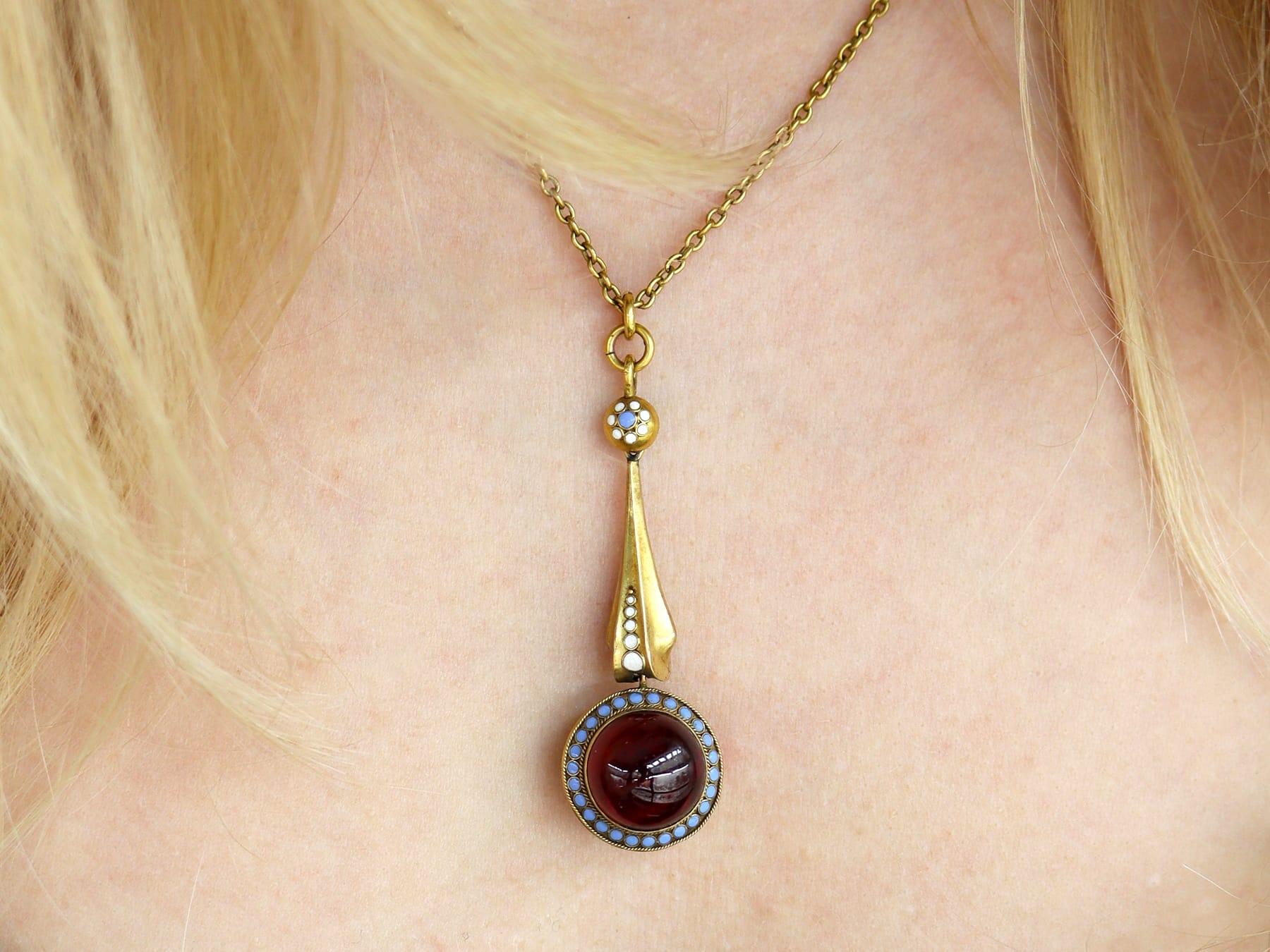 Taille cabochon Pendentif ancien en or jaune 18 carats, grenat et émail de 7,90 carats, c. 1880 en vente