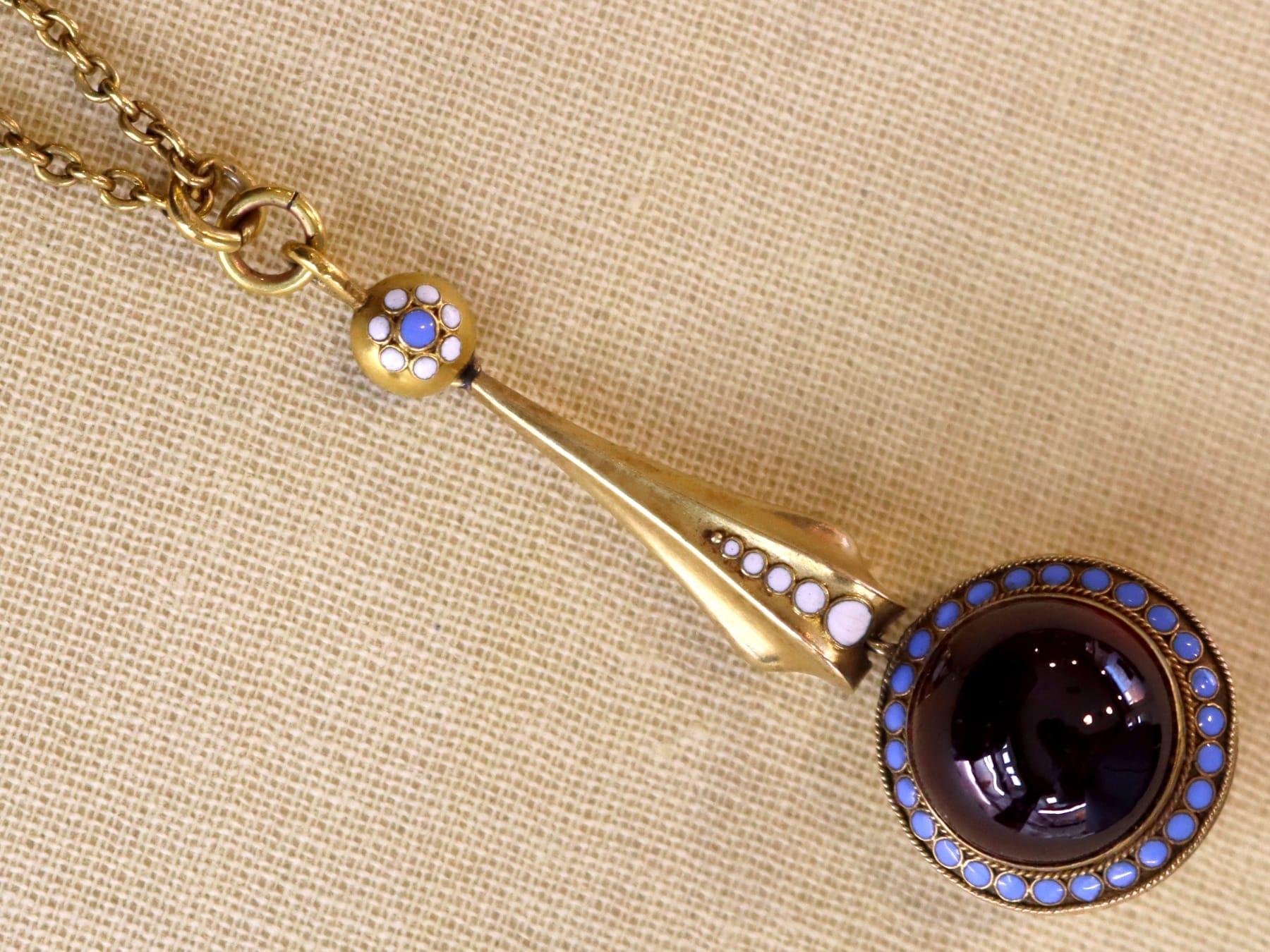 Pendentif ancien en or jaune 18 carats, grenat et émail de 7,90 carats, c. 1880 Excellent état - En vente à Jesmond, Newcastle Upon Tyne