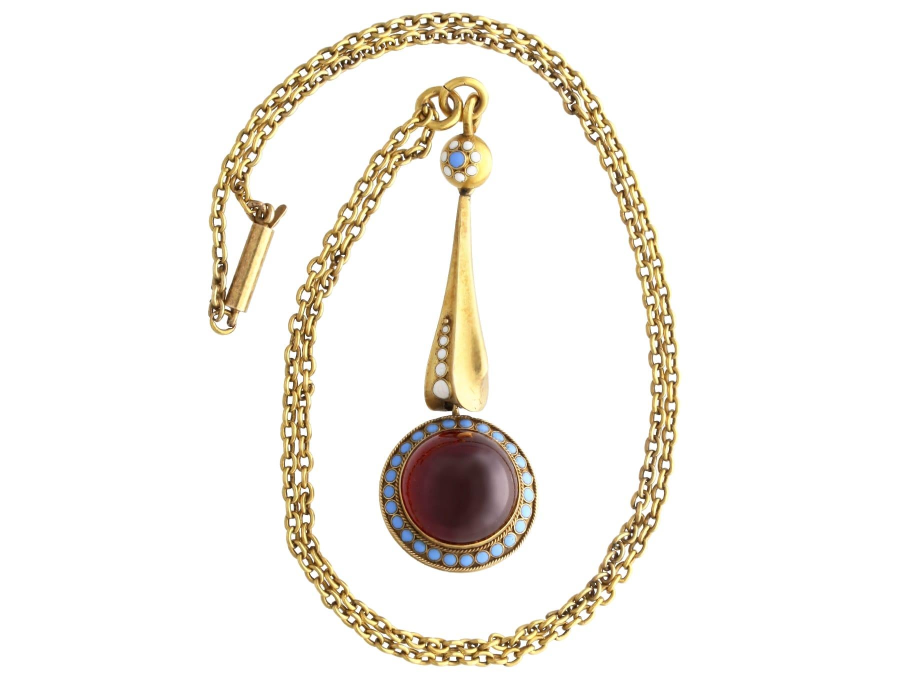 Pendentif ancien en or jaune 18 carats, grenat et émail de 7,90 carats, c. 1880 Unisexe en vente