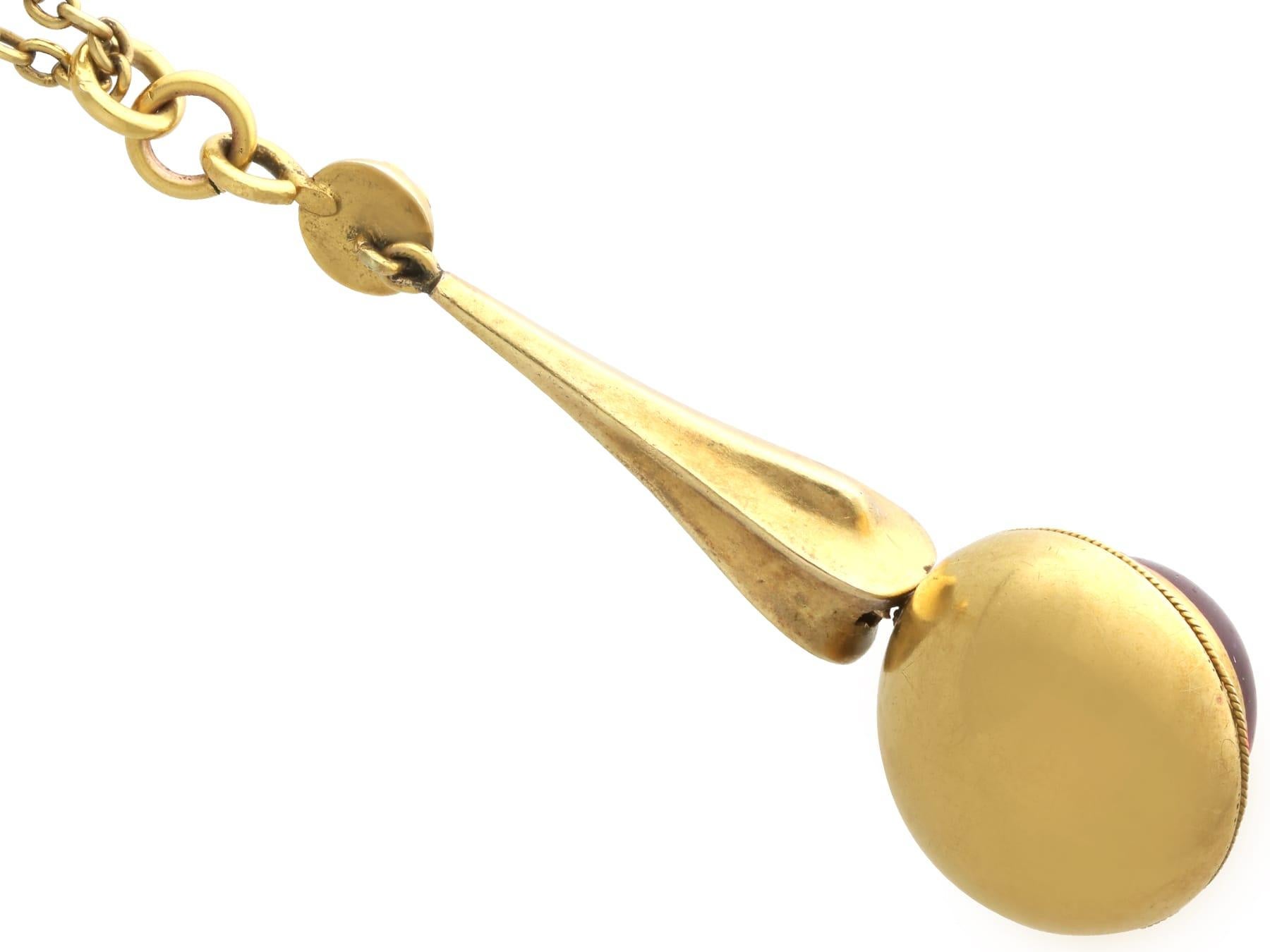 Pendentif ancien en or jaune 18 carats, grenat et émail de 7,90 carats, c. 1880 en vente 2