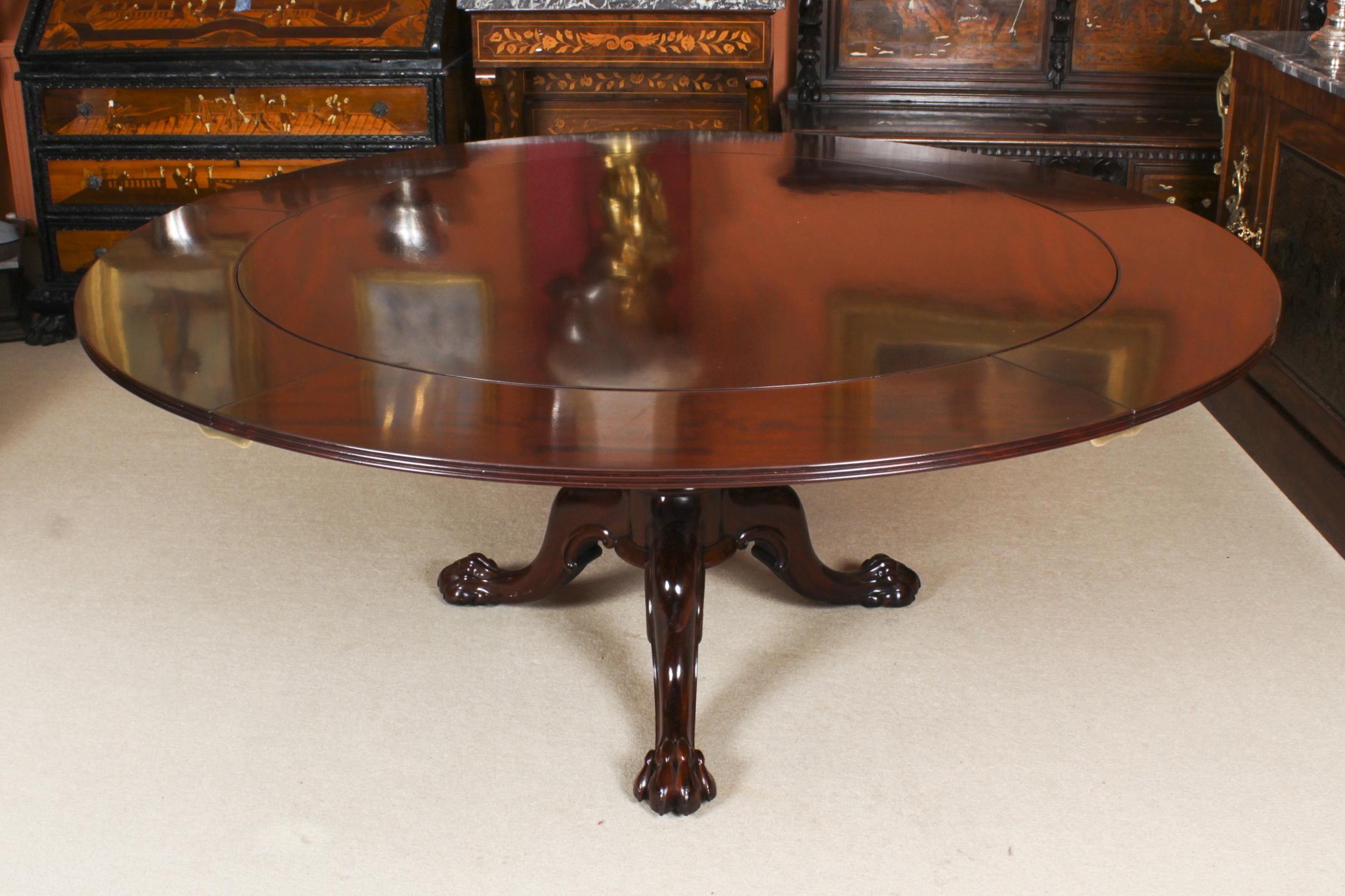 This is a beautiful antique William IV flame mahogany circular extending dining table attributed to Gillows and dating from Circa 1835 and a set of Vintage bar back dining chairs dating from the late 20th C.

In the manner of Gillows, the circular