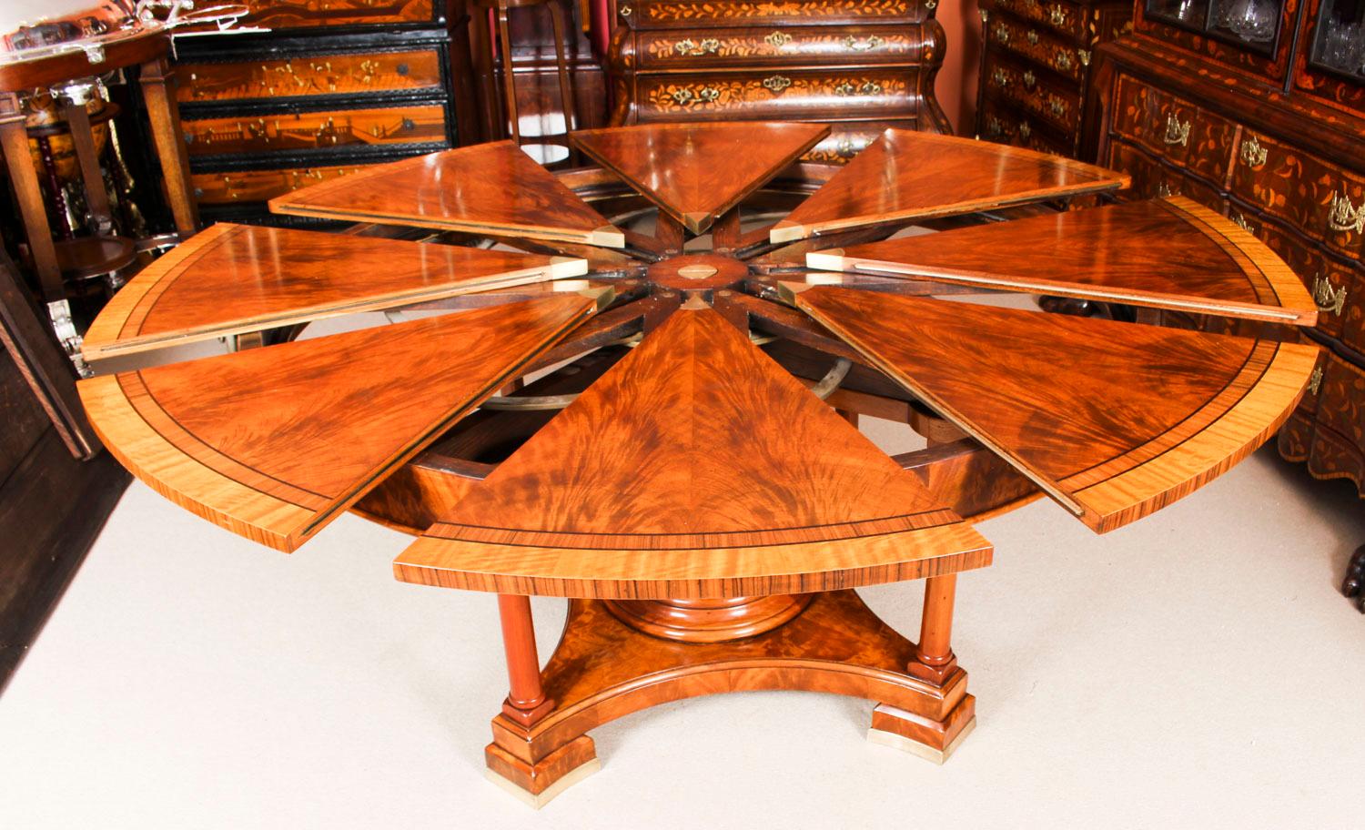 Antique Flame Mahogany Jupe Dining Table, Early 20th Century 7