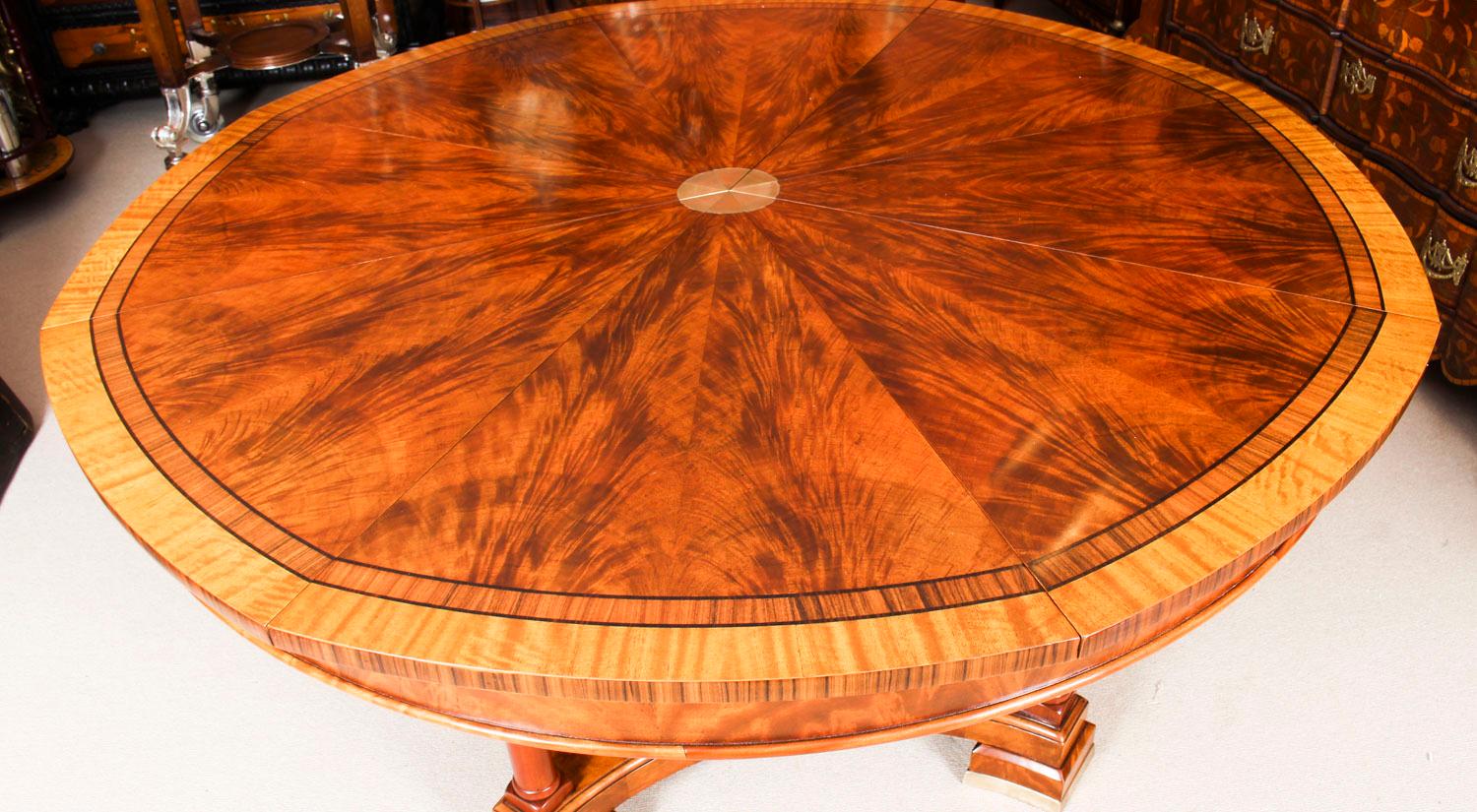 Antique Flame Mahogany Jupe Dining Table, Early 20th Century 13