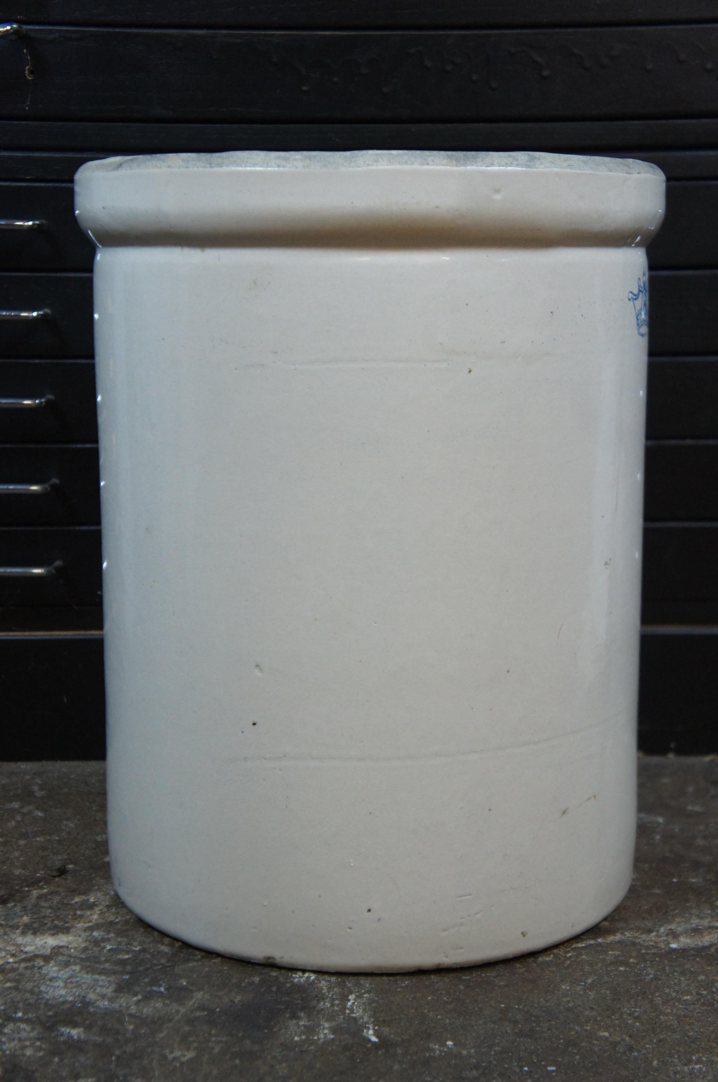 Antique 8 Gallon Robinson Ransbottom Stoneware Pottery Crock Blue Crown In Good Condition In Dayton, OH