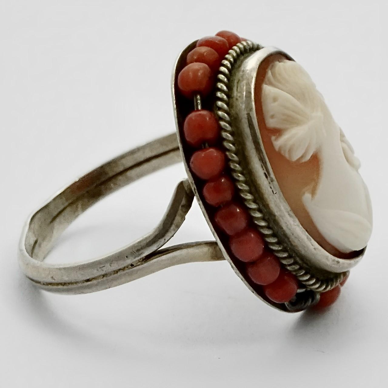 Antique 800 Silver and Shell Cameo Ring with Coral Bead Surround  In Good Condition For Sale In London, GB