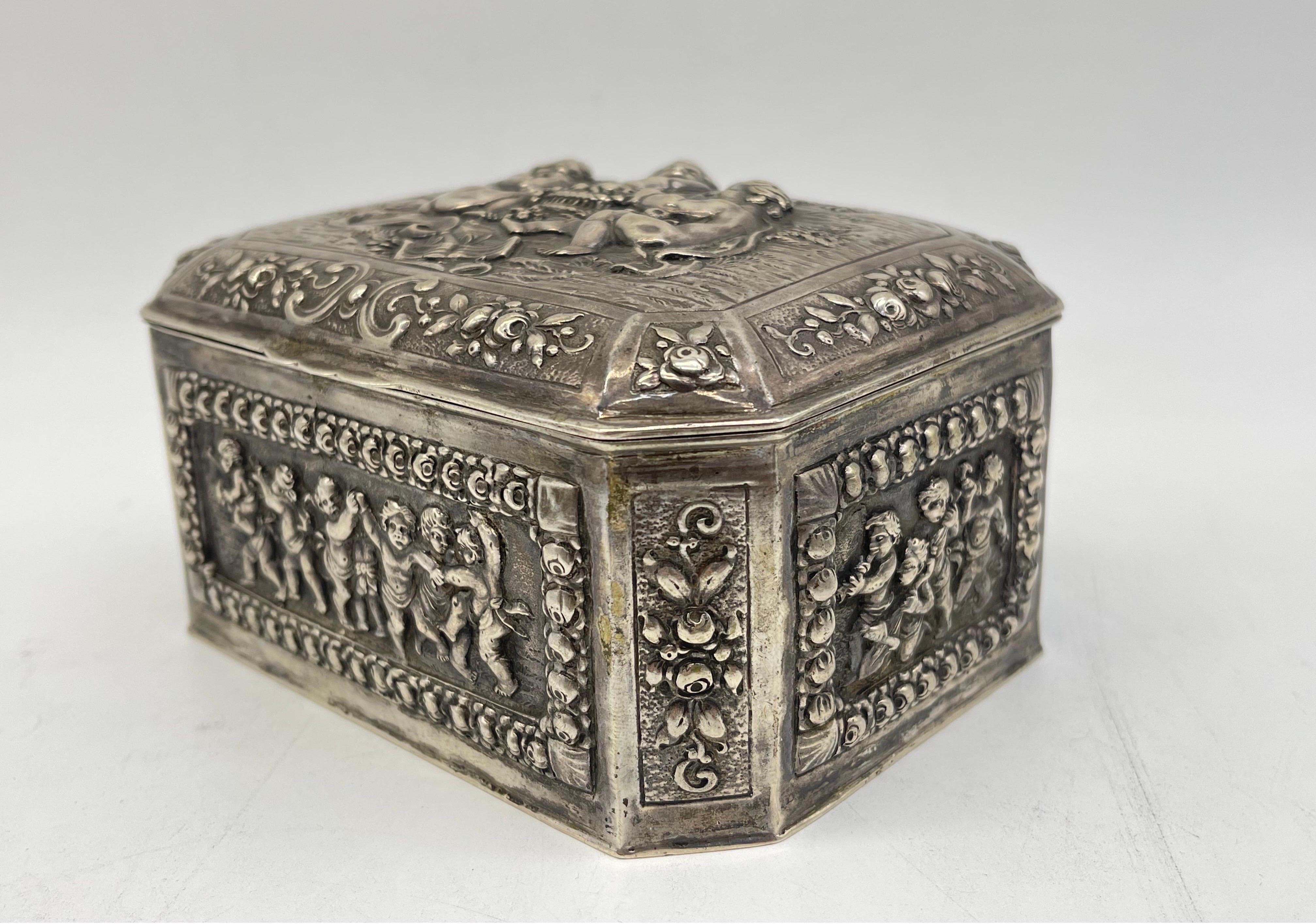 Antique 800 Silver Bonboniere / Sugar- Lidded box

Christoph Widmann - Germany - 800 Silver
Flowers & Children ornament - inside gilded

Weight: 386 grams

The condition can be seen in the pictures.