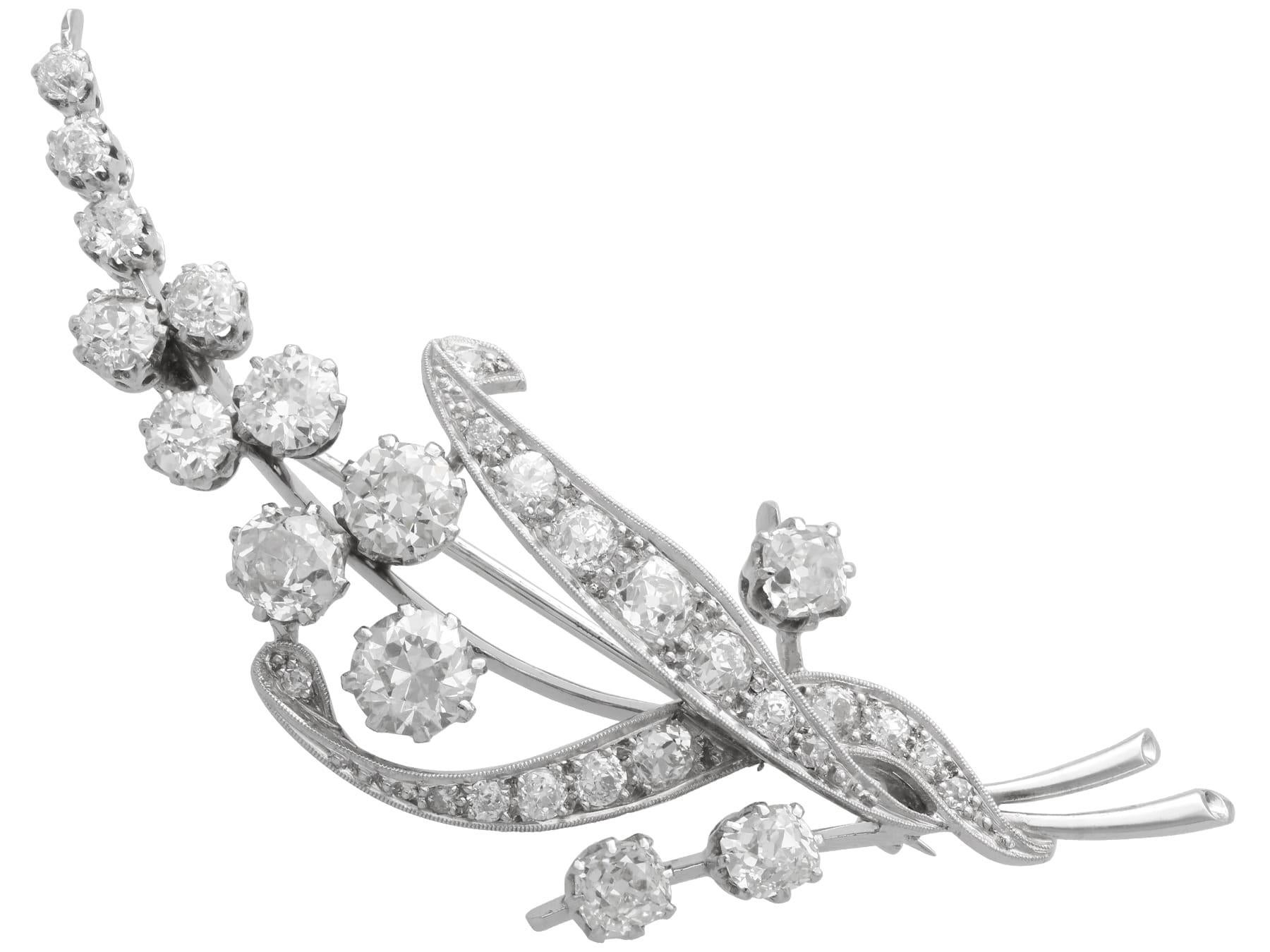 Antiguo broche de diamantes de 8,12 quilates y aerosol floral de oro blanco de 18 quilates Circa 1930