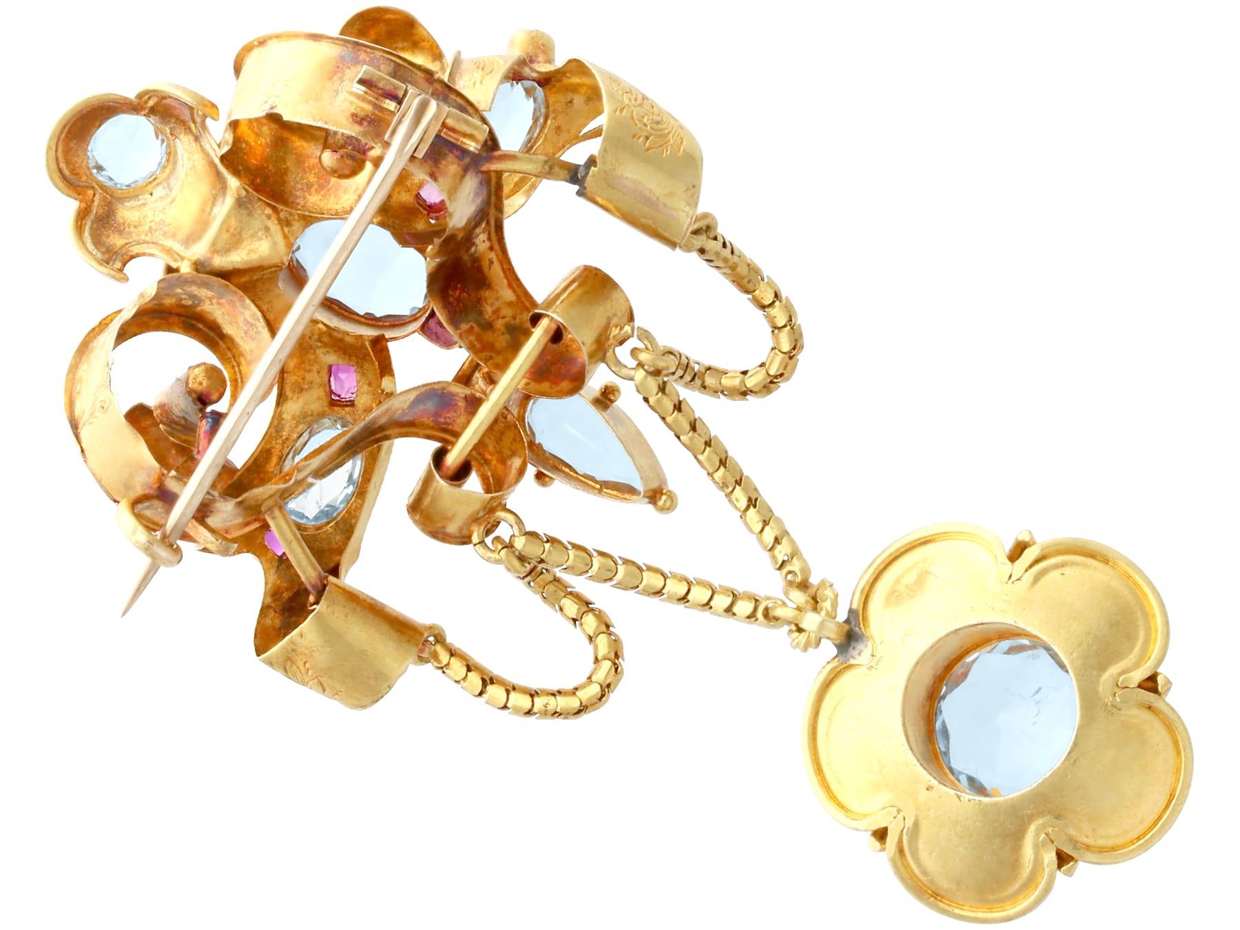 Broche ancienne en or jaune 21 carats, aigue-marine de 8,65 carats et rubis de 0,20 carat, c. 1840 Unisexe en vente