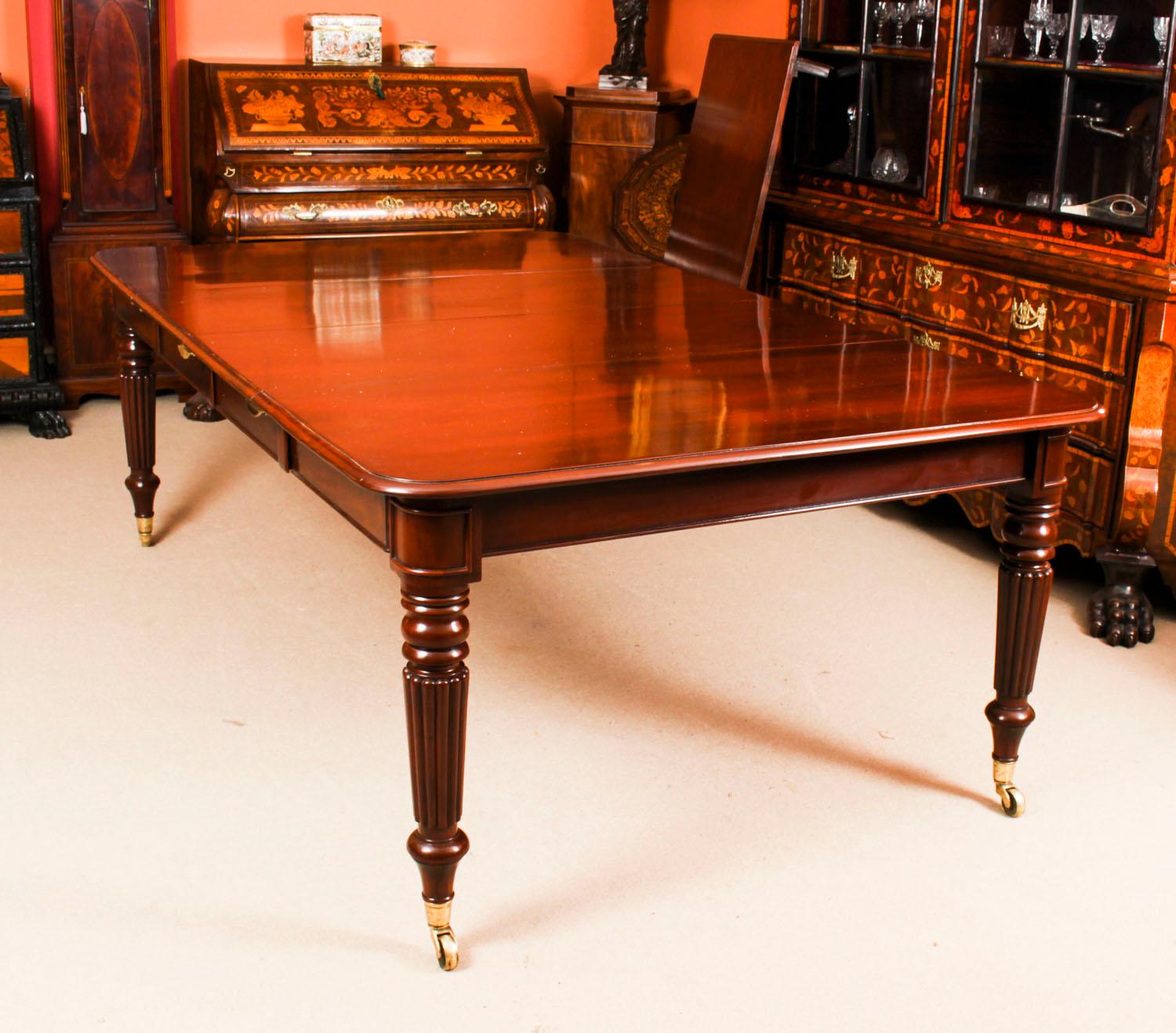 Antique Regency Flame Mahogany Extending Dining Table, 19th Century 5