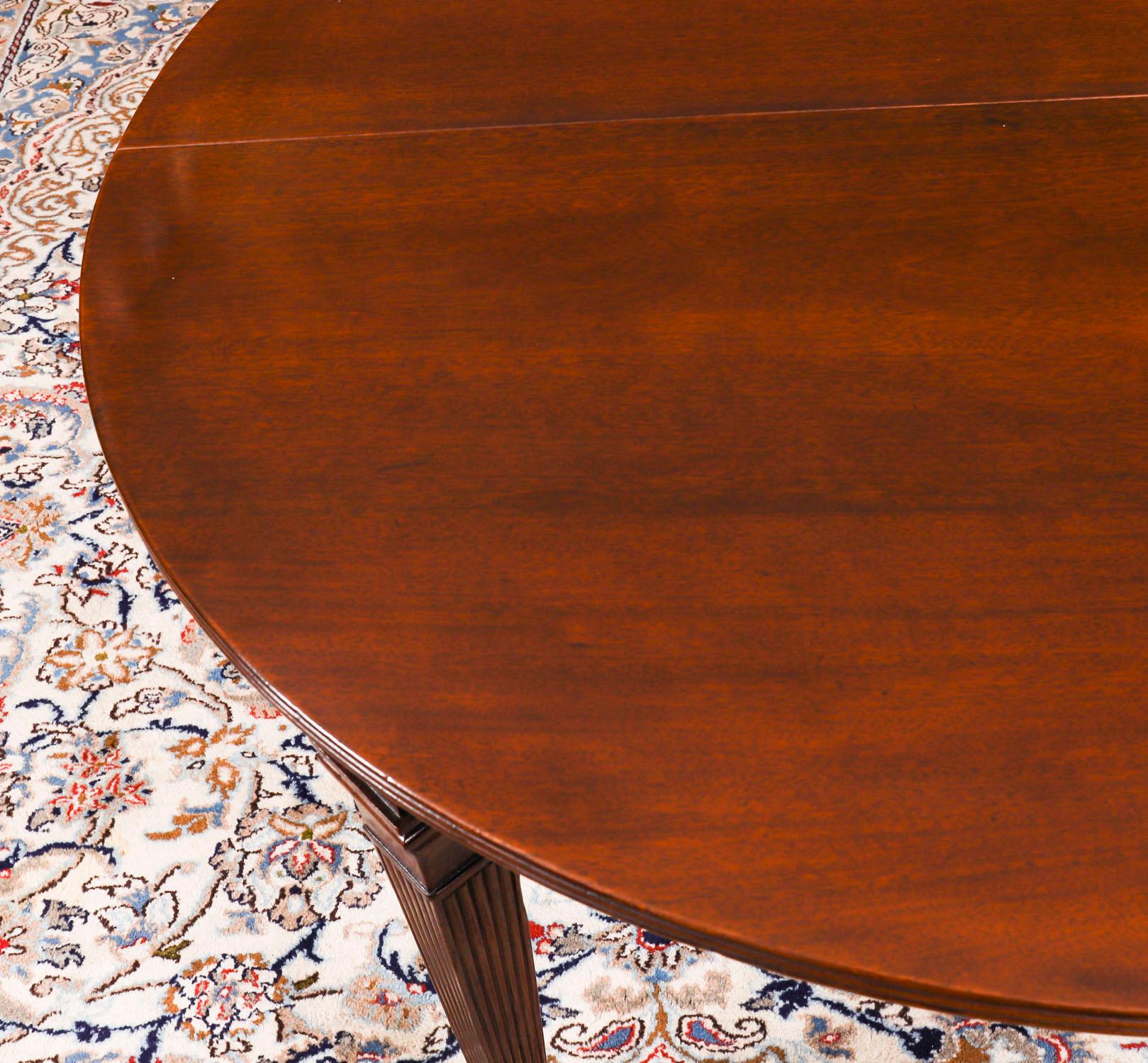 Ancienne table à manger à rallonge en acajou flammé de 8 pieds de style victorien 19ème siècle en vente 7