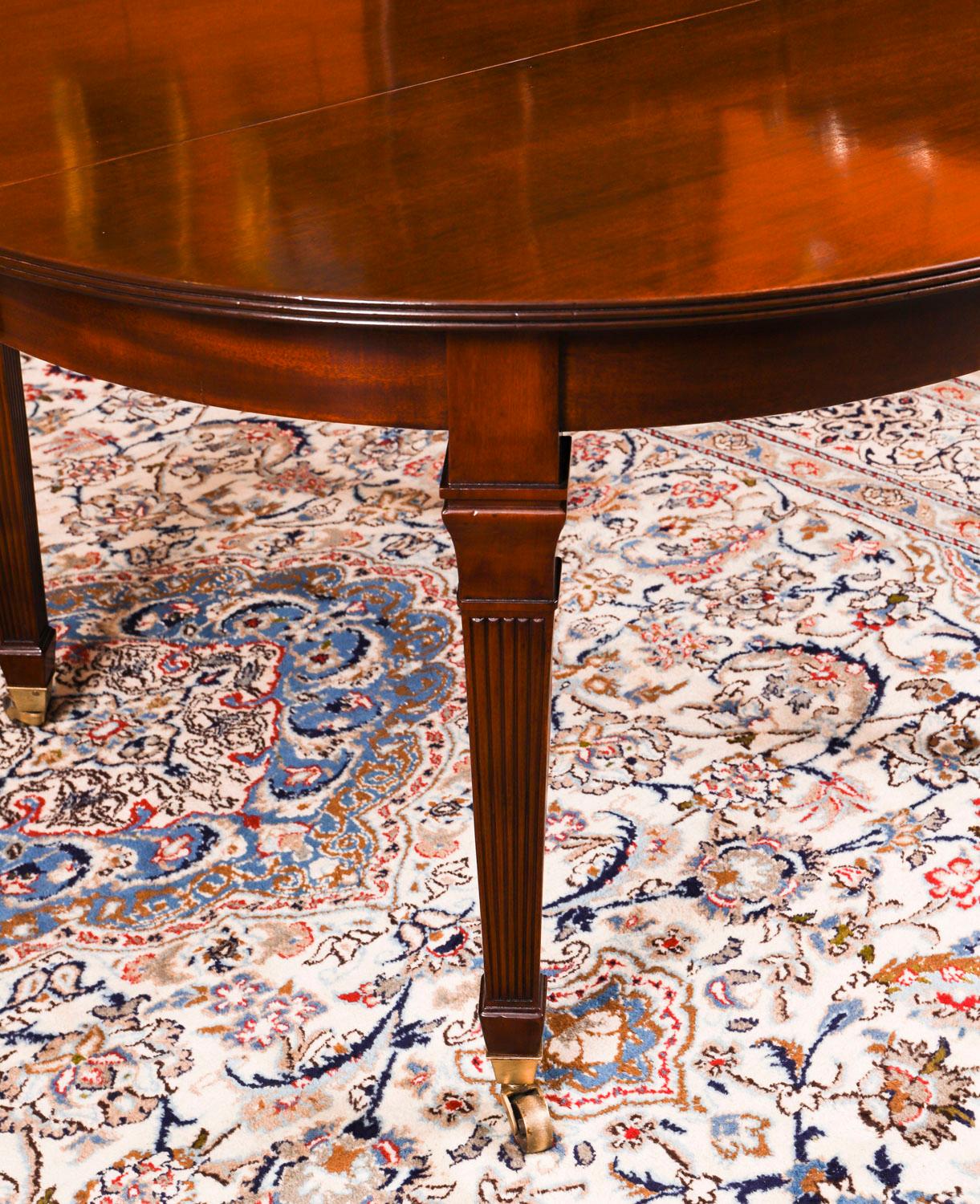 Ancienne table à manger à rallonge en acajou flammé de 8 pieds de style victorien 19ème siècle en vente 8