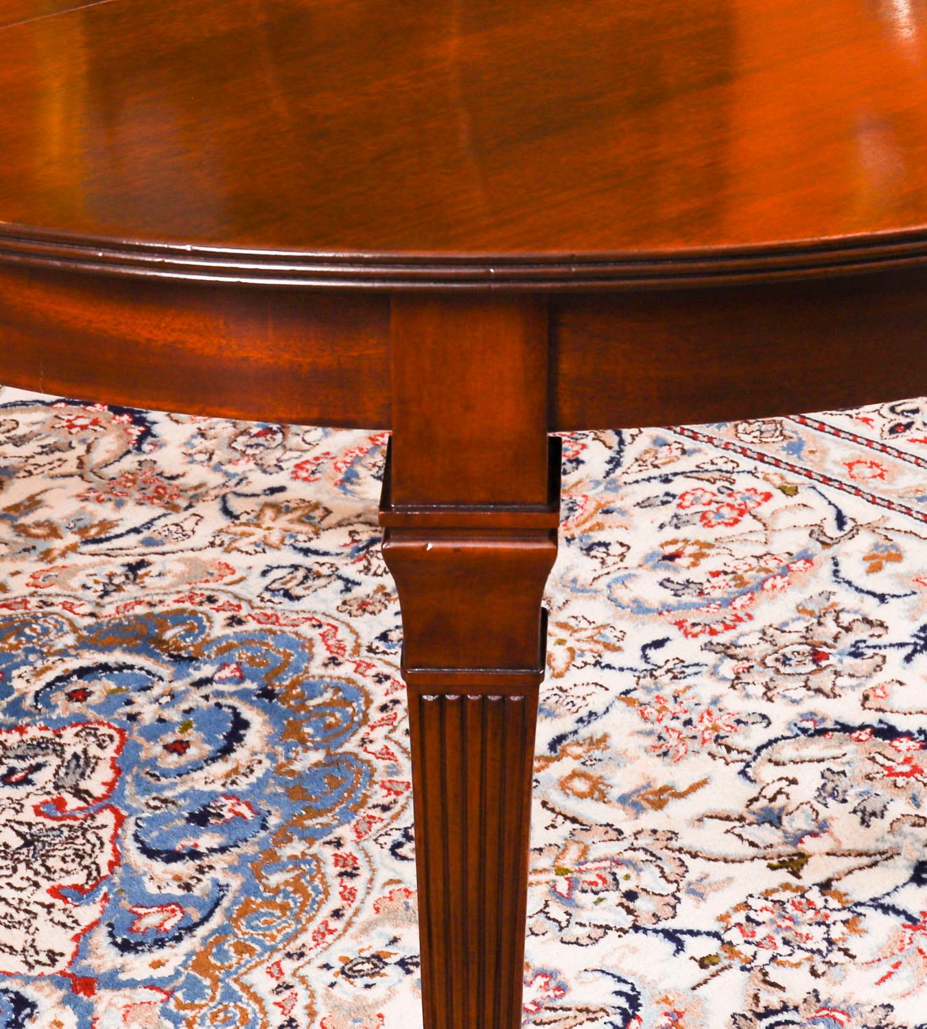 Ancienne table à manger à rallonge en acajou flammé de 8 pieds de style victorien 19ème siècle en vente 9