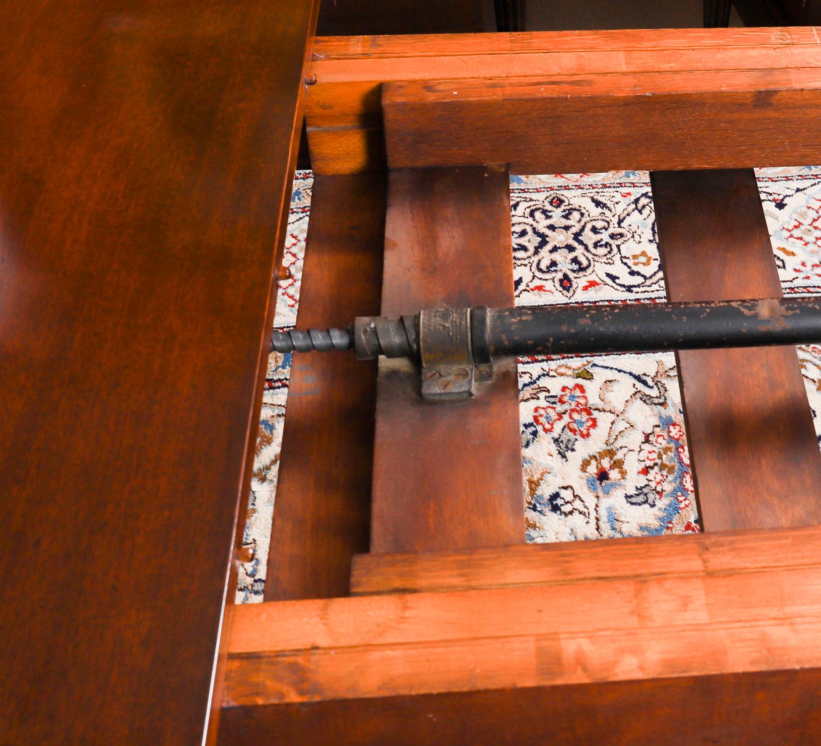 Ancienne table à manger à rallonge en acajou flammé de 8 pieds de style victorien 19ème siècle en vente 11