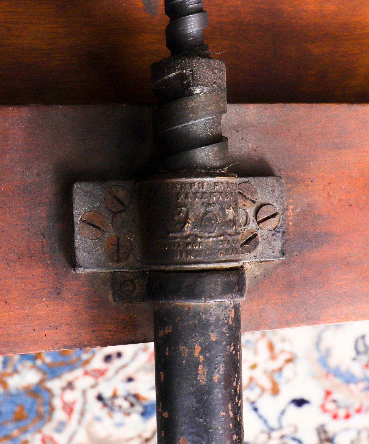 Ancienne table à manger à rallonge en acajou flammé de 8 pieds de style victorien 19ème siècle en vente 12