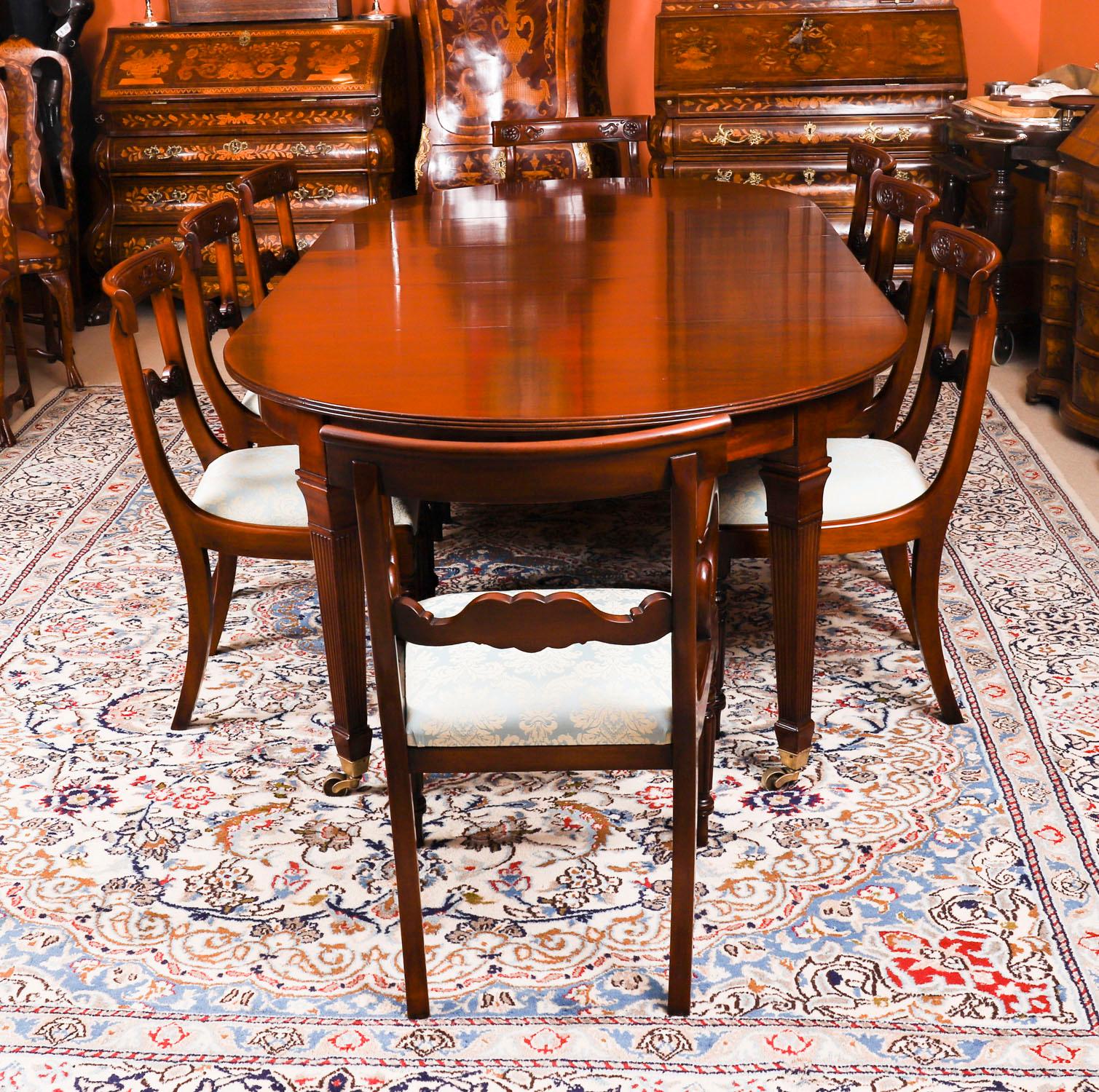 Anglais Ancienne table à manger à rallonge en acajou flammé de 8 pieds de style victorien 19ème siècle en vente
