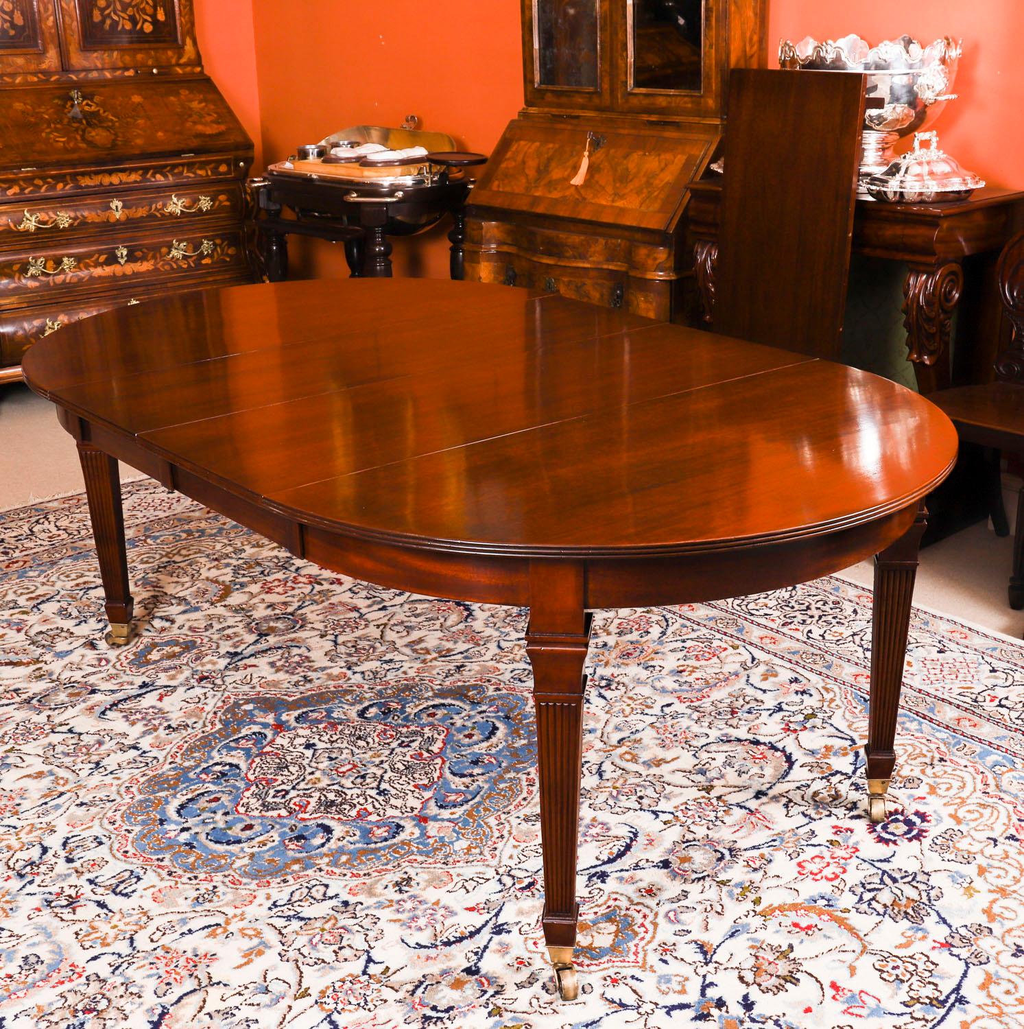 XIXe siècle Ancienne table à manger à rallonge en acajou flammé de 8 pieds de style victorien 19ème siècle en vente