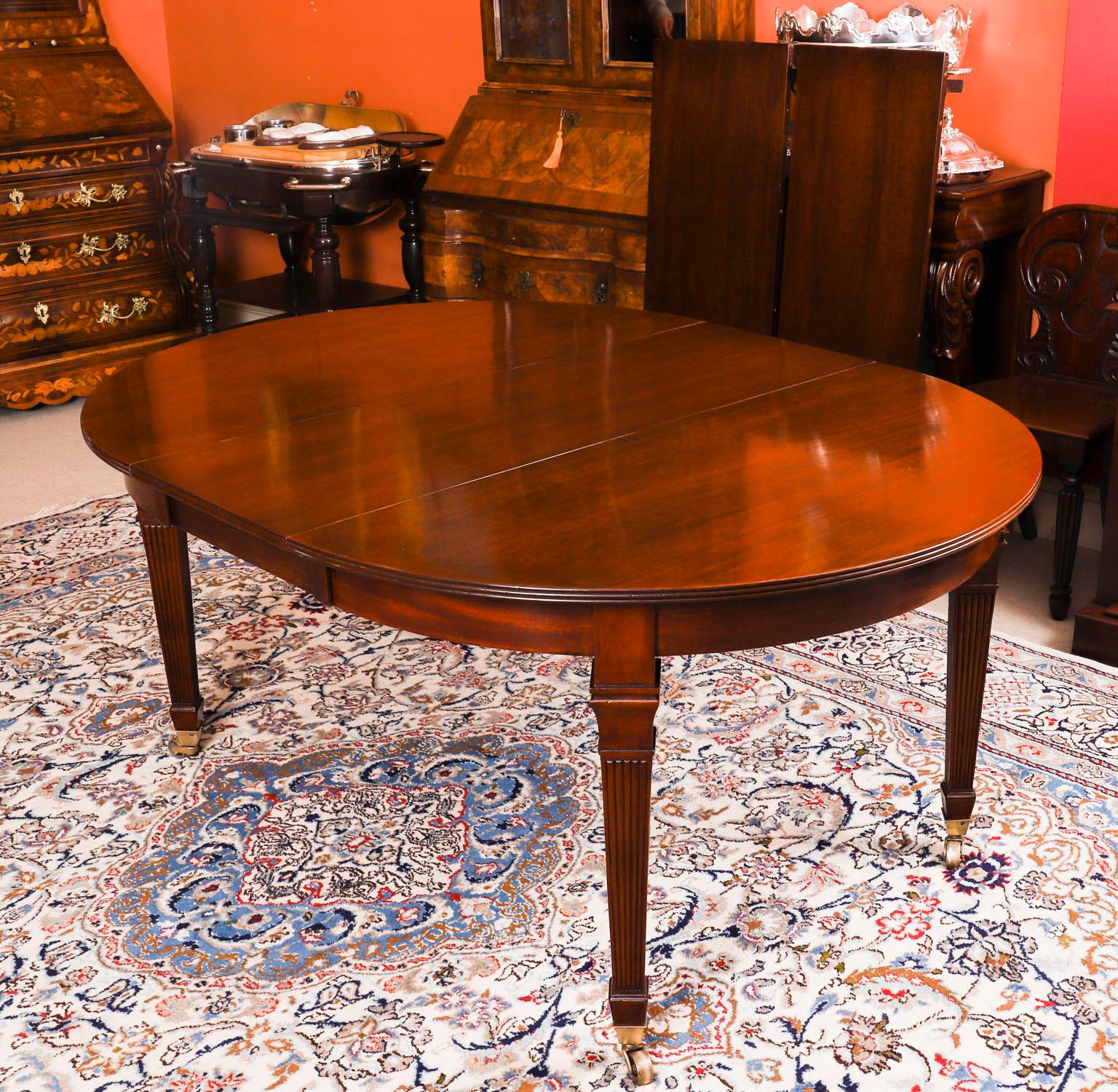 Laiton Ancienne table à manger à rallonge en acajou flammé de 8 pieds de style victorien 19ème siècle en vente