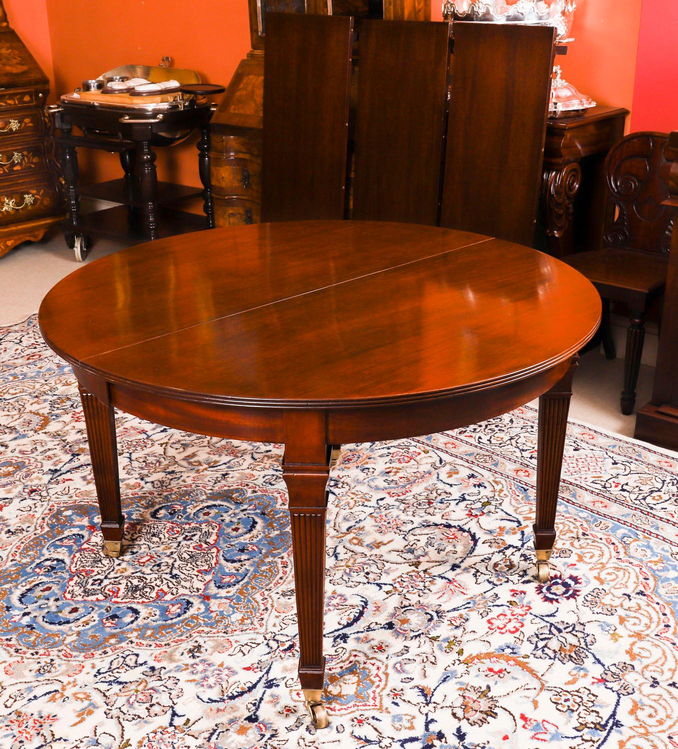 Ancienne table à manger à rallonge en acajou flammé de 8 pieds de style victorien 19ème siècle en vente 1