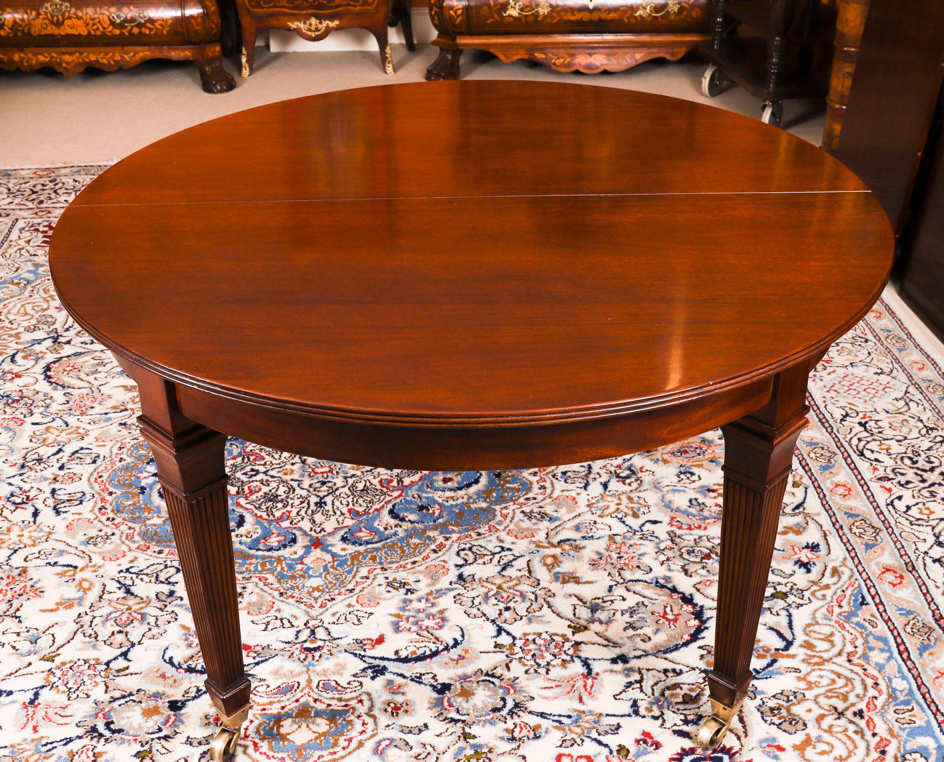 Ancienne table à manger à rallonge en acajou flammé de 8 pieds de style victorien 19ème siècle en vente 2