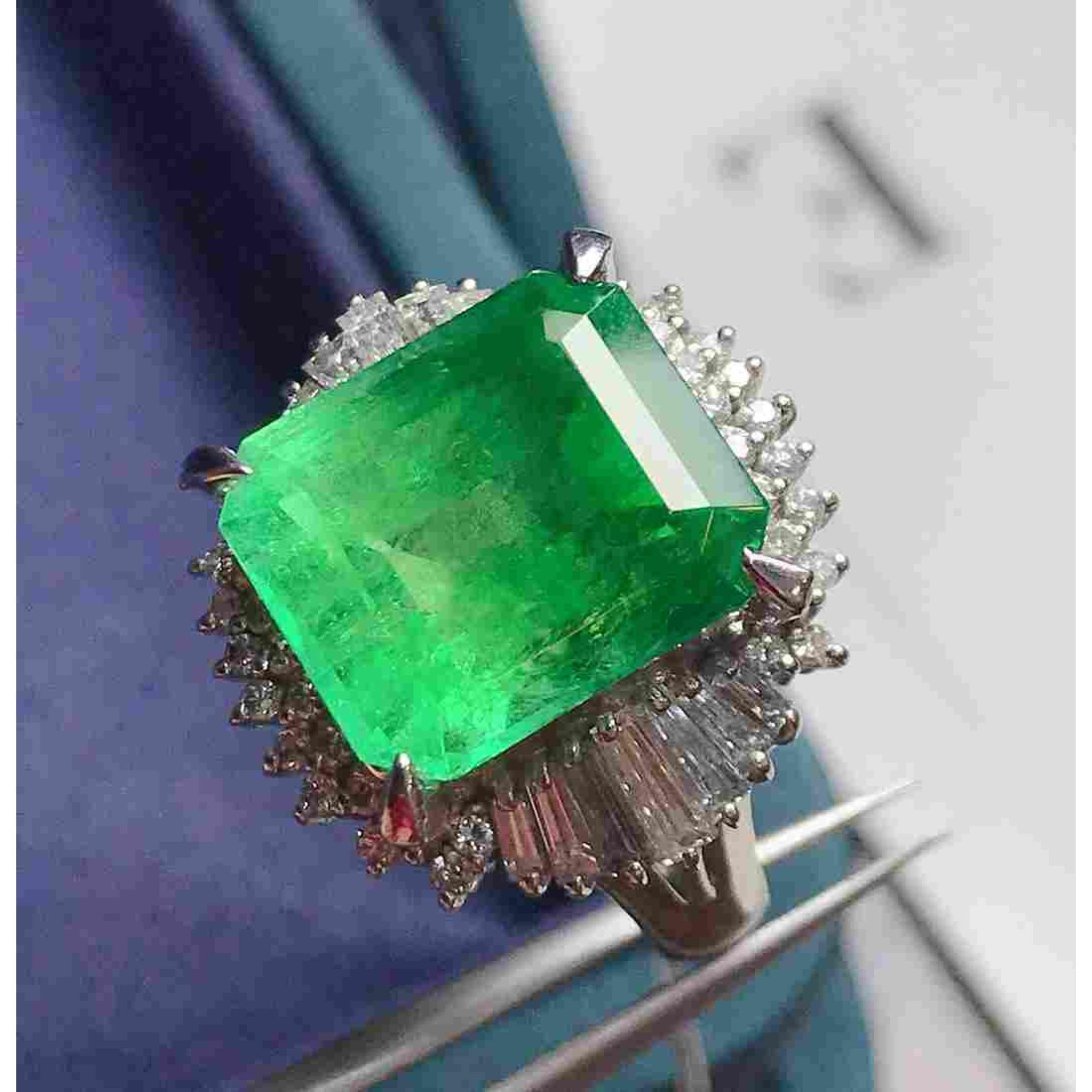 For Sale:  Art Deco 9 CT Certified Natural Emerald and Diamond Engagement Ring in 18K Gold 5
