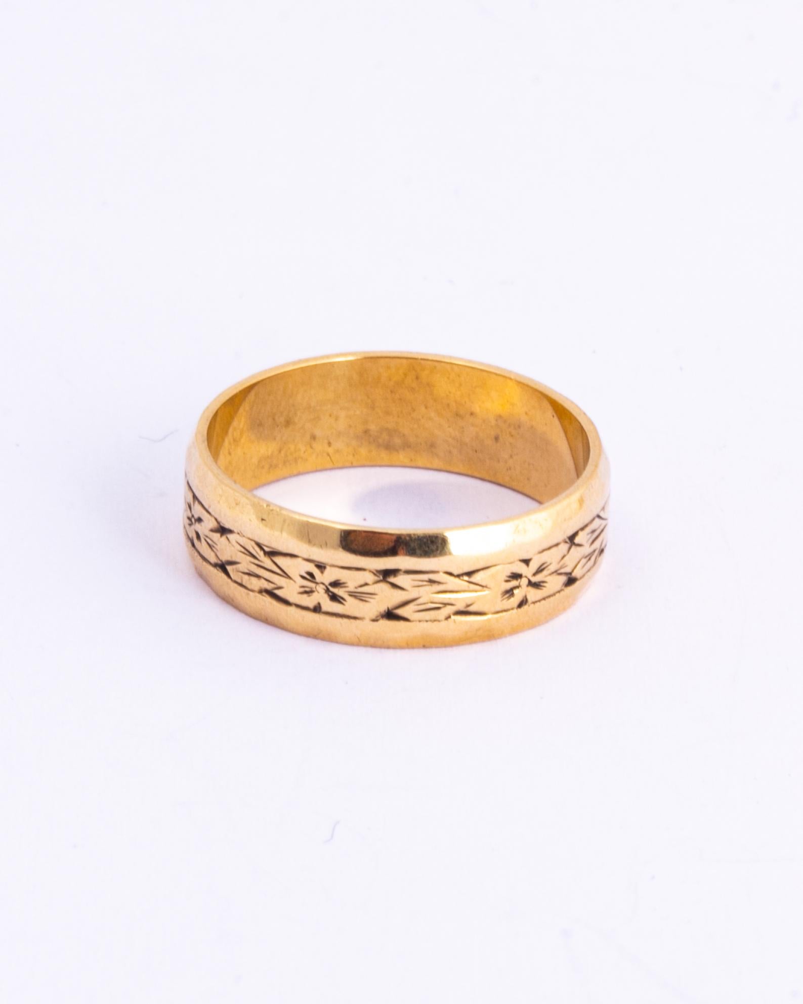 The 9ct gold band is engraved with a fancy design through the centre of the band. Made in London, England. 

Ring Size: L 1/2 or 6 
Band Width: 6mm

Weight: 3g