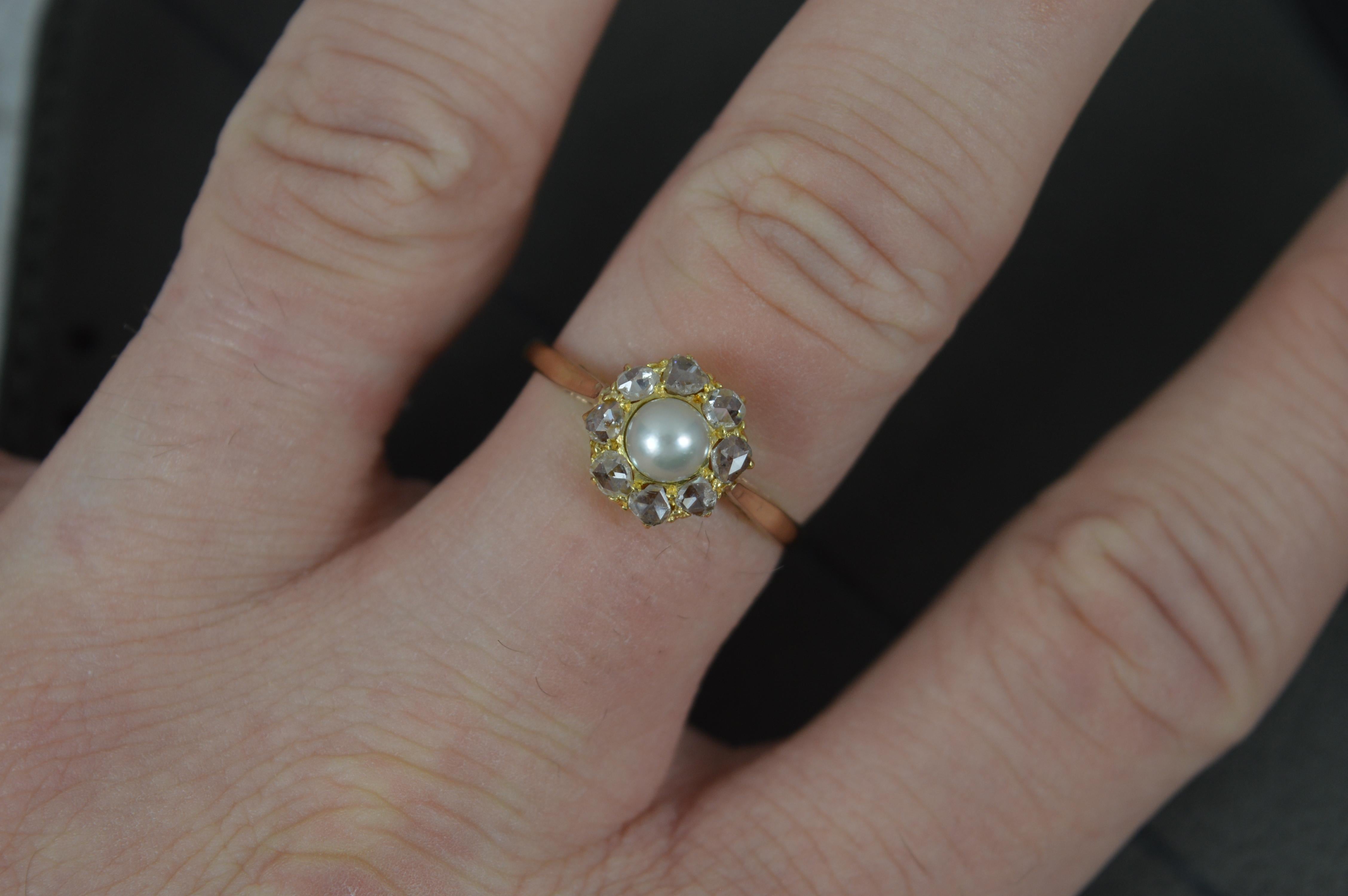 Ein antiker Ring mit Perlen und Diamanten. Um 1880.
Massive 9 Karat Gelbgold Beispiel.
Das Design besteht aus einer Perle in der Mitte und acht Diamanten im Rosenschliff.
9,2 mm x 9,2 mm Clusterkopf. Er ragt 8 mm über den Finger hinaus.
ZUSTAND ;