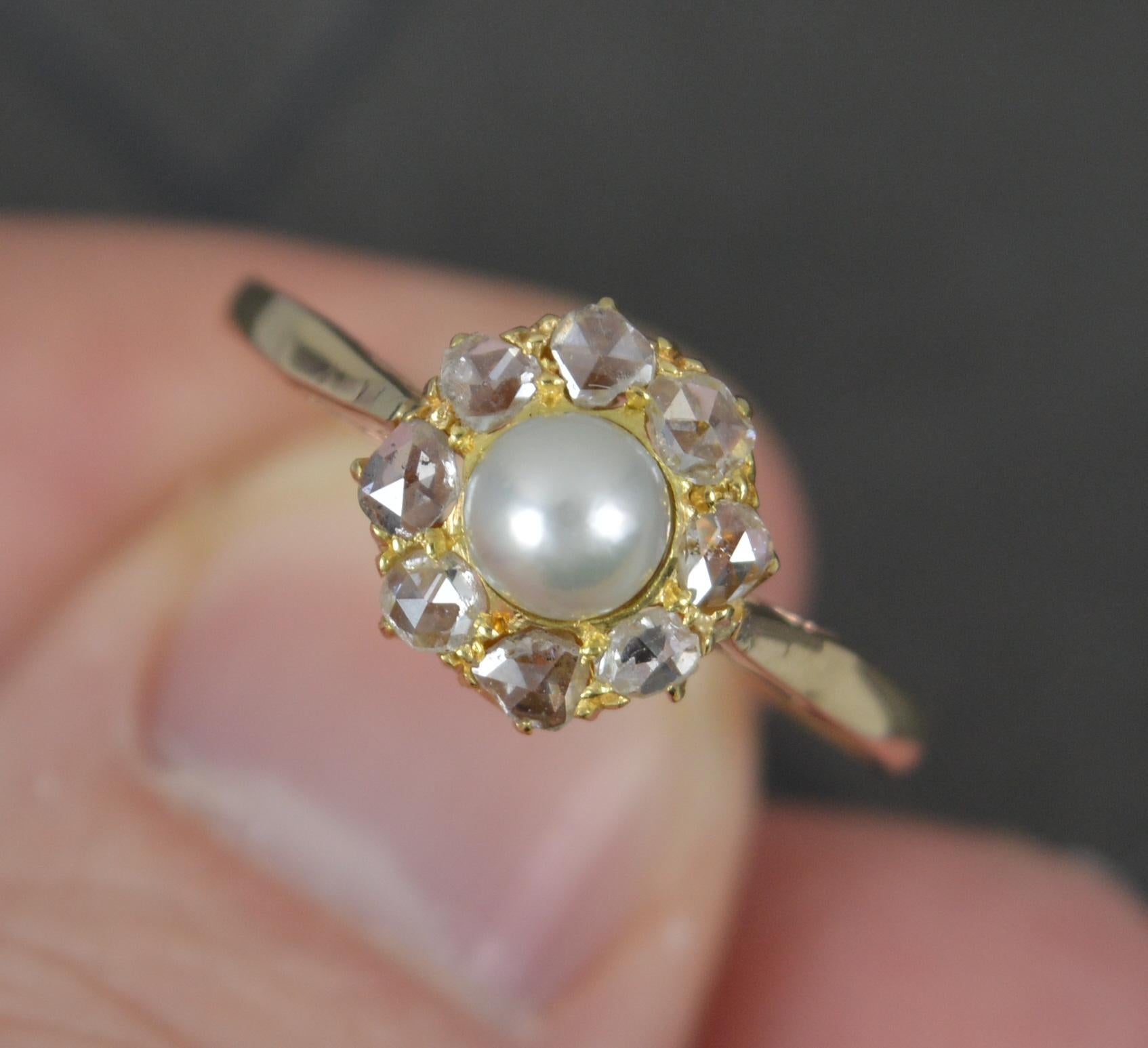Antiker 9 Karat Gold Perlen- und Diamant-Cluster-Ring mit Rosenschliff im Zustand „Hervorragend“ in St Helens, GB