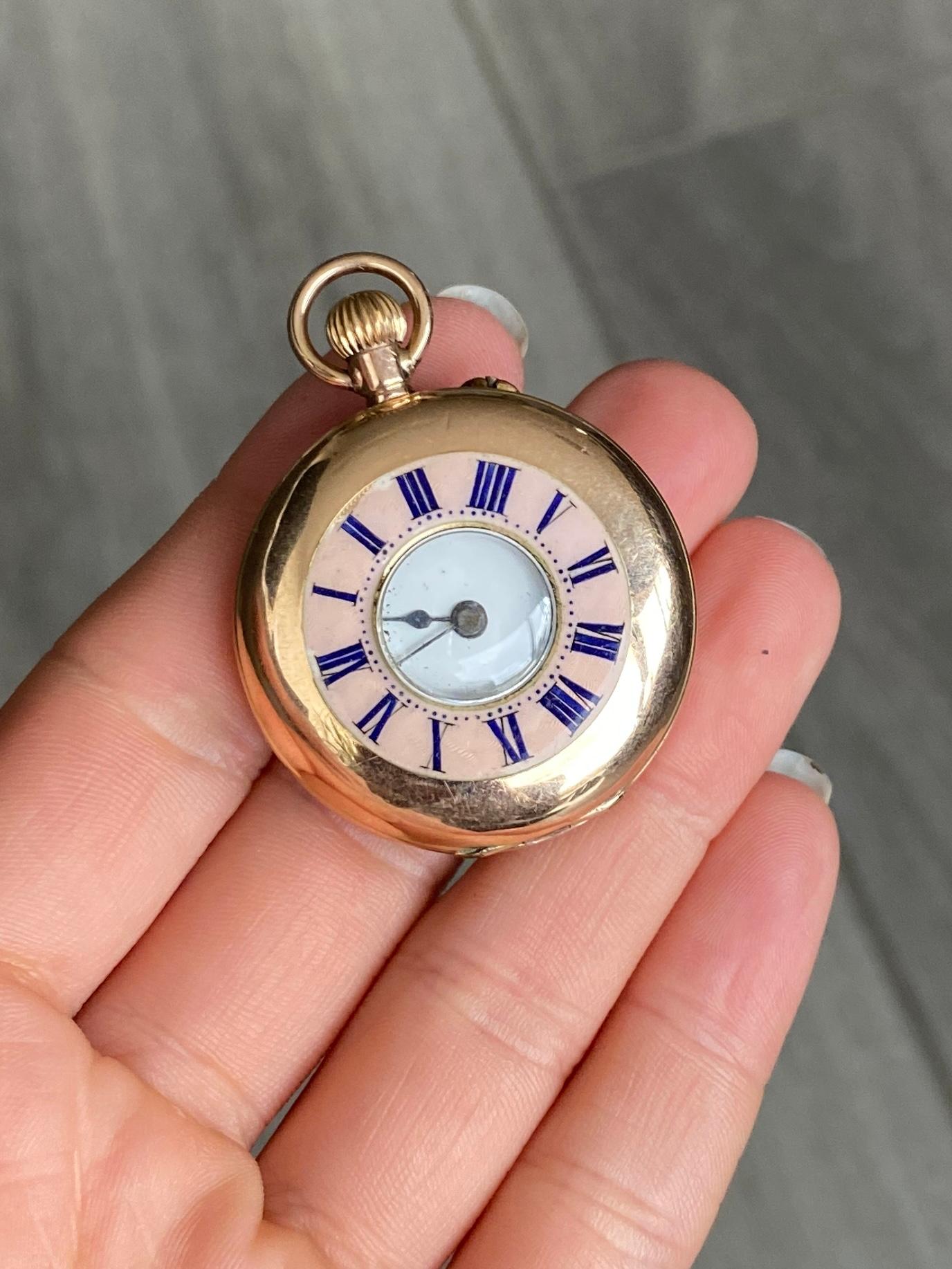 Diese wunderschöne Taschenuhr ist aus 9-karätigem Gold modelliert und mit schönen Details versehen. Die Uhr ist in einwandfreiem Zustand. 

Durchmesser der Uhr: 34 mm
Dicke der Uhr: 9mm

Gewicht: 28g