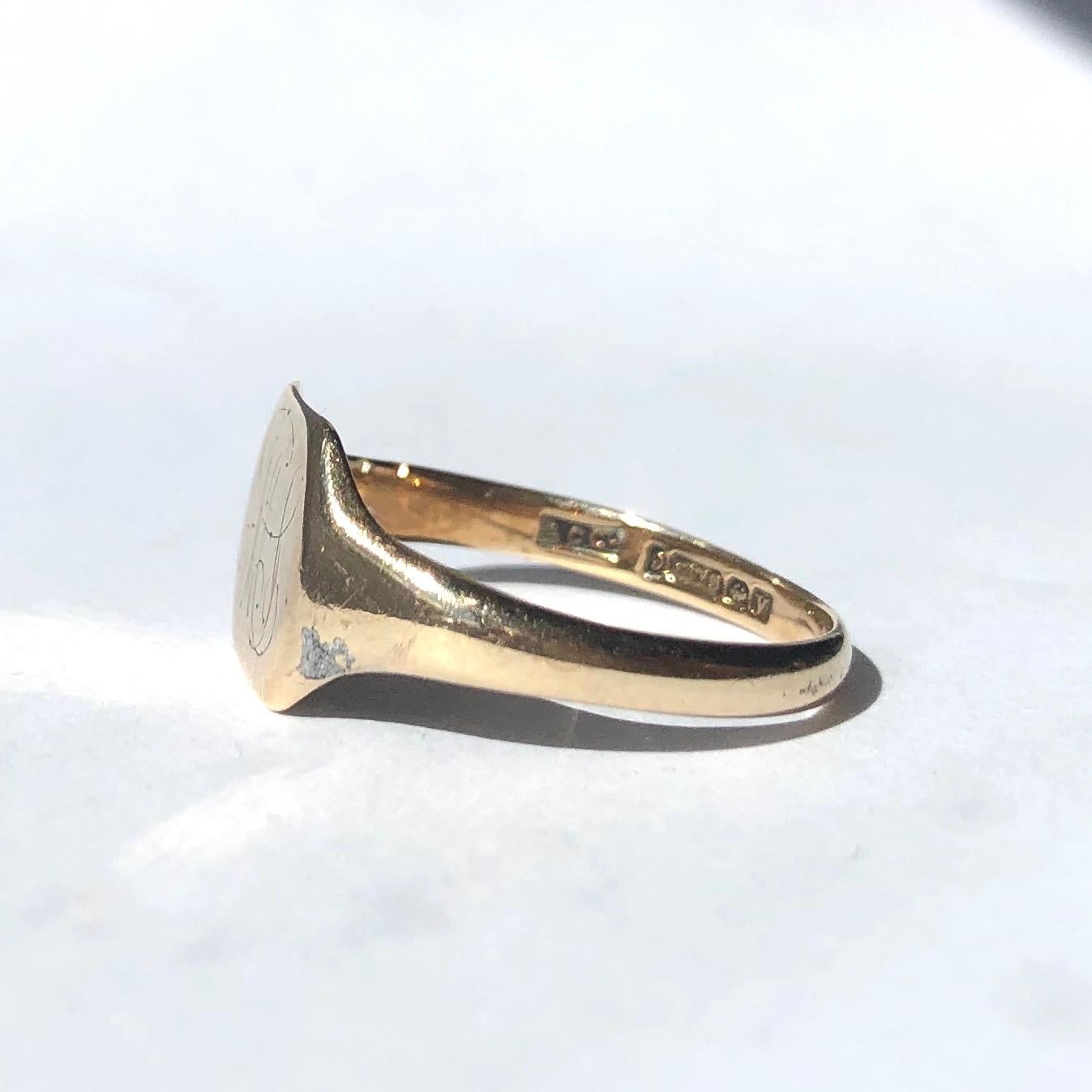 Este anillo de sello tiene la clásica forma octogonal suave y está modelado en oro de 9 ct. La cara tiene las iniciales 
