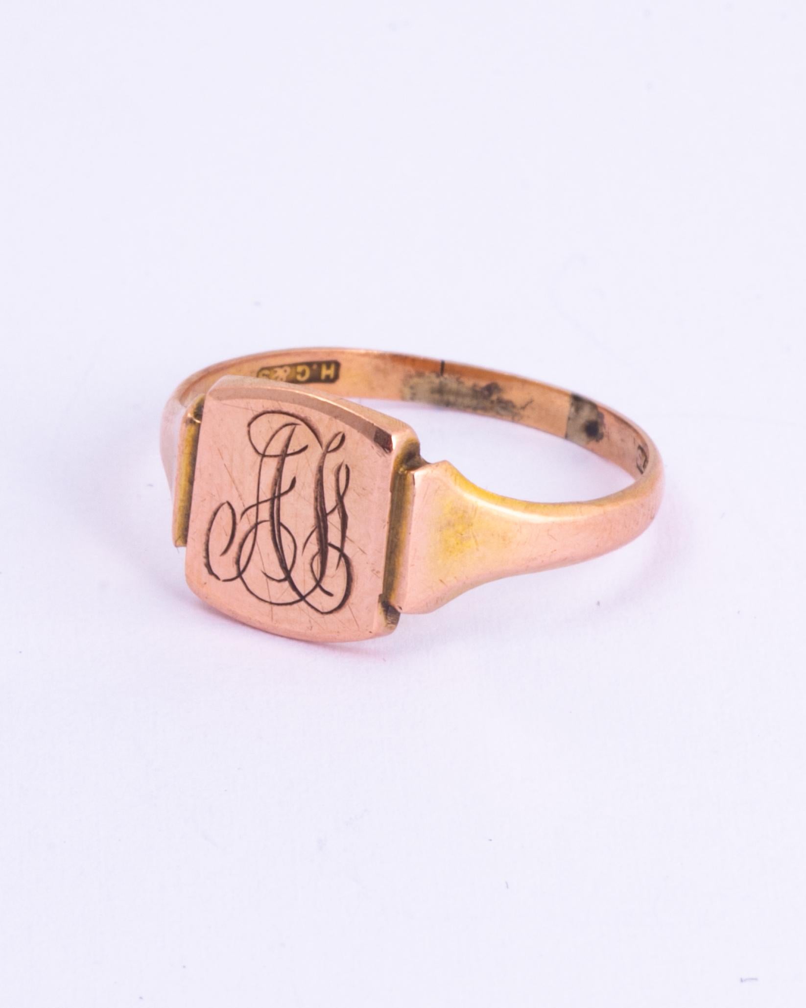 This signet ring is the classic square face and is modelled in 9ct gold. The face has initials which read 'AF’ and it also has moulded shoulders. 

Size: O or 7 1/4 
Face Dimensions: 10x8.5mm 

Weight: 1.82g
