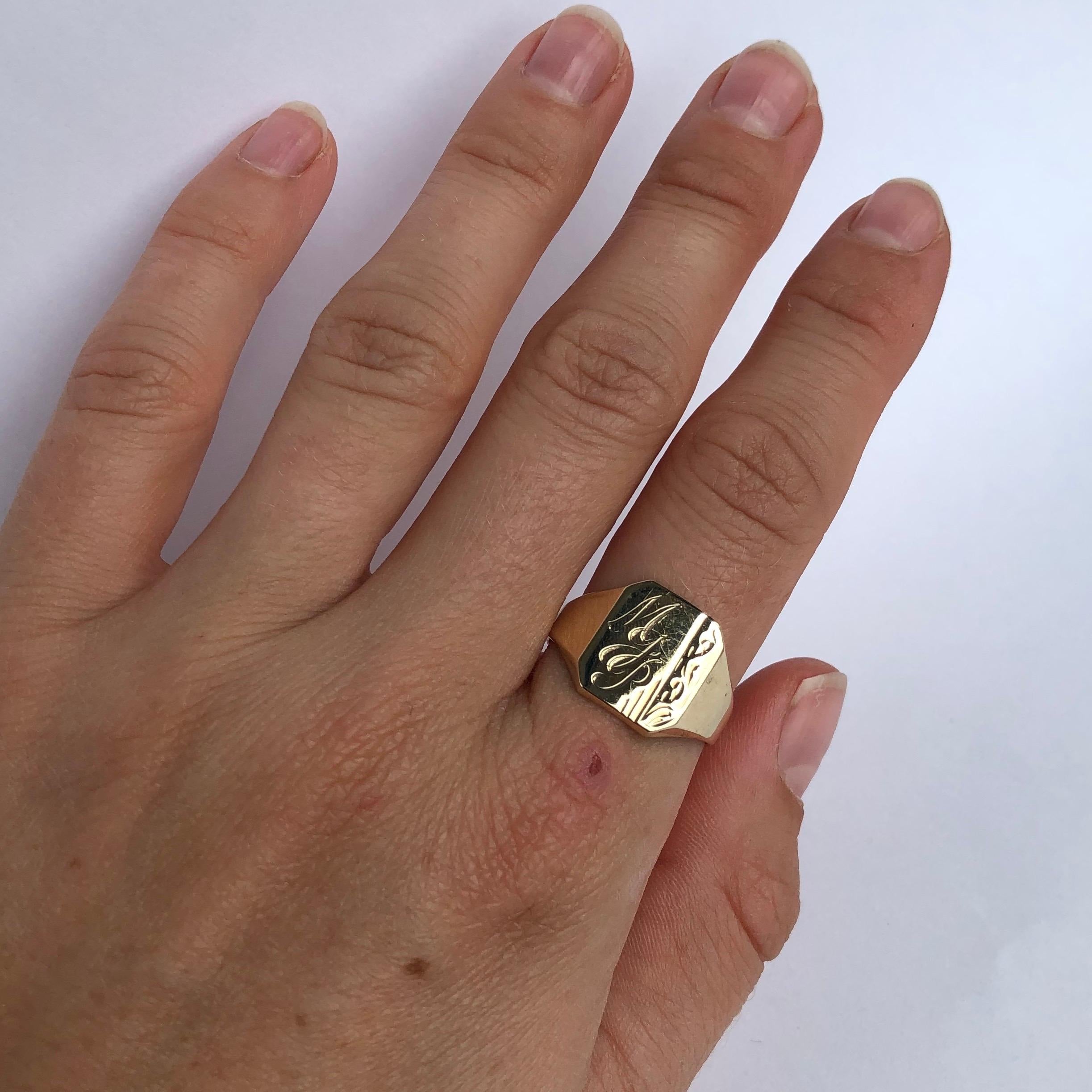 Antique 9 Carat Gold Signet Ring In Good Condition For Sale In Chipping Campden, GB