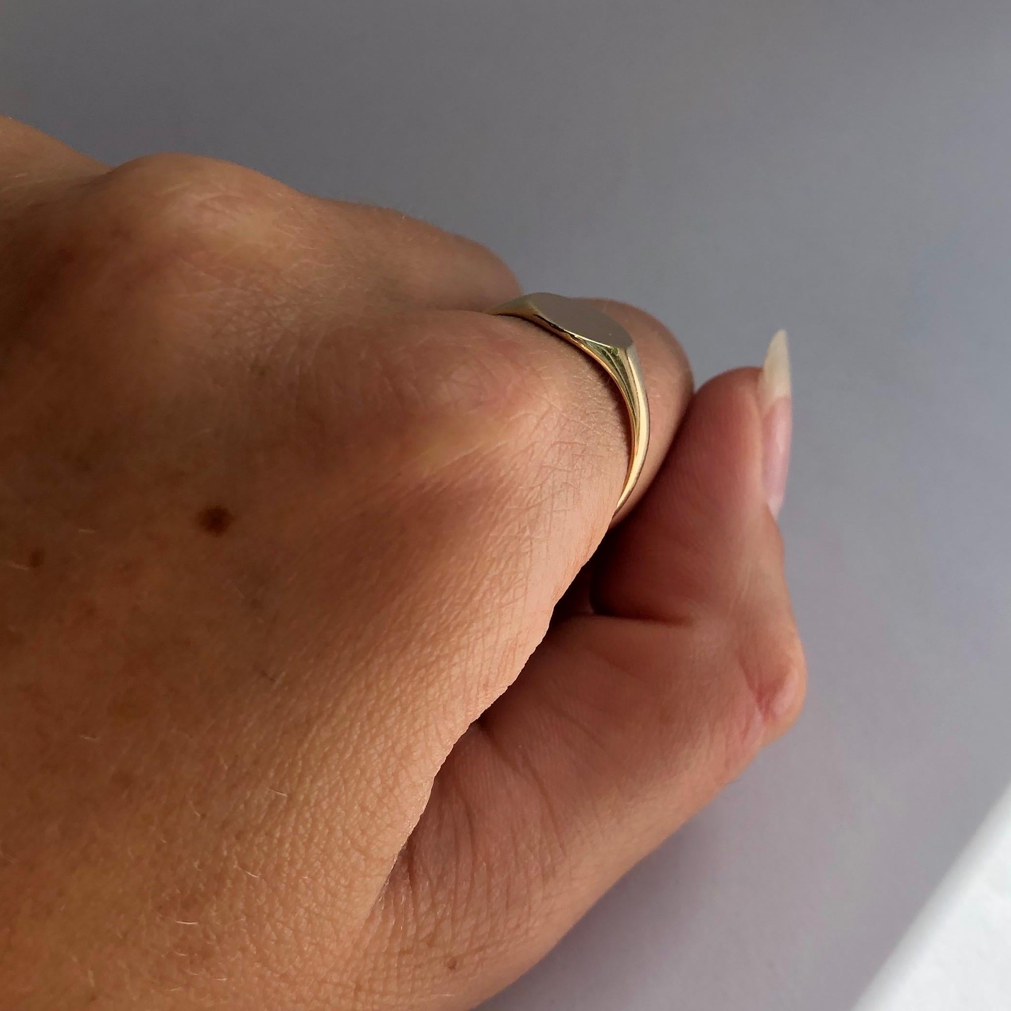 Antique 9 Carat Gold Signet Ring In Good Condition In Chipping Campden, GB