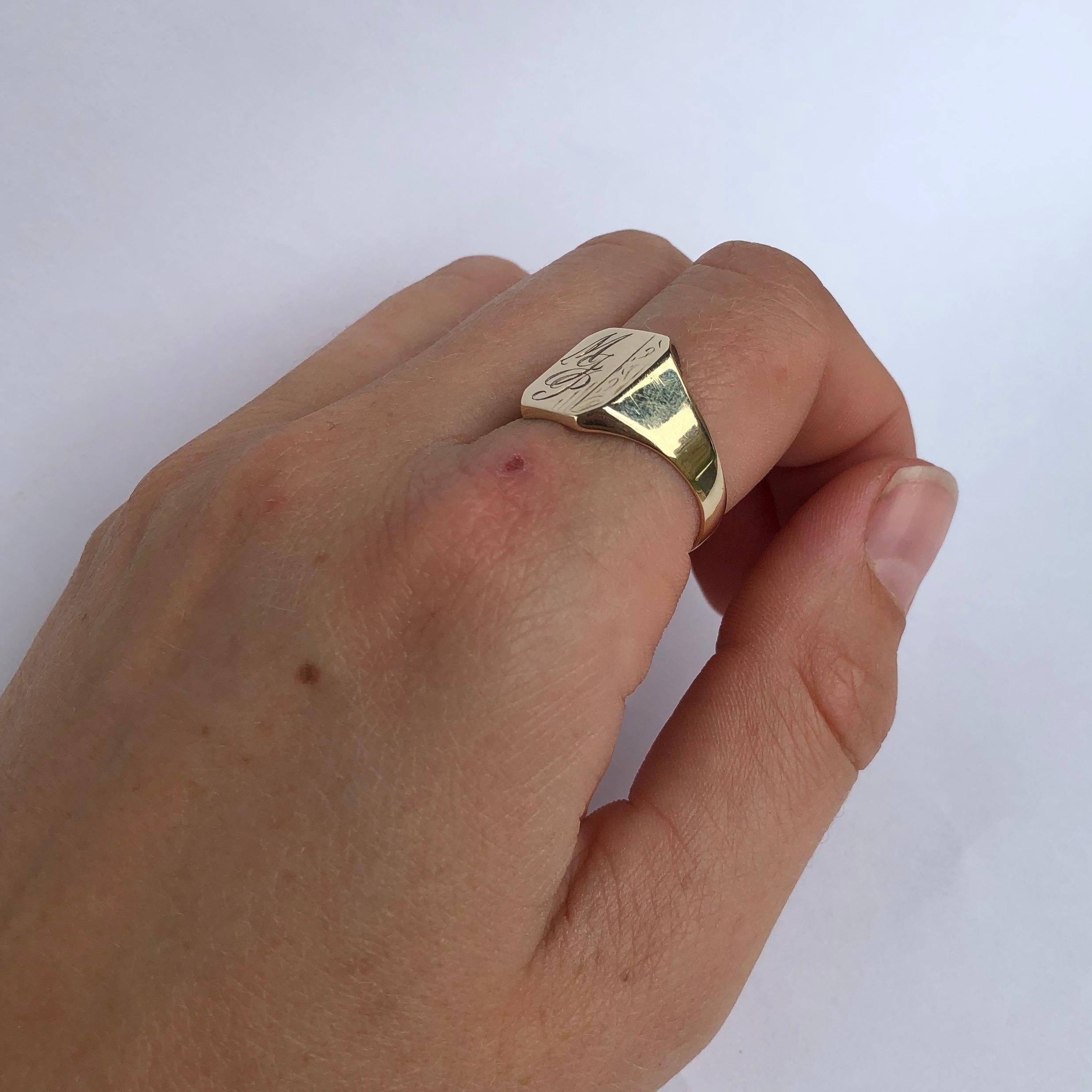 Antique 9 Carat Gold Signet Ring For Sale 1