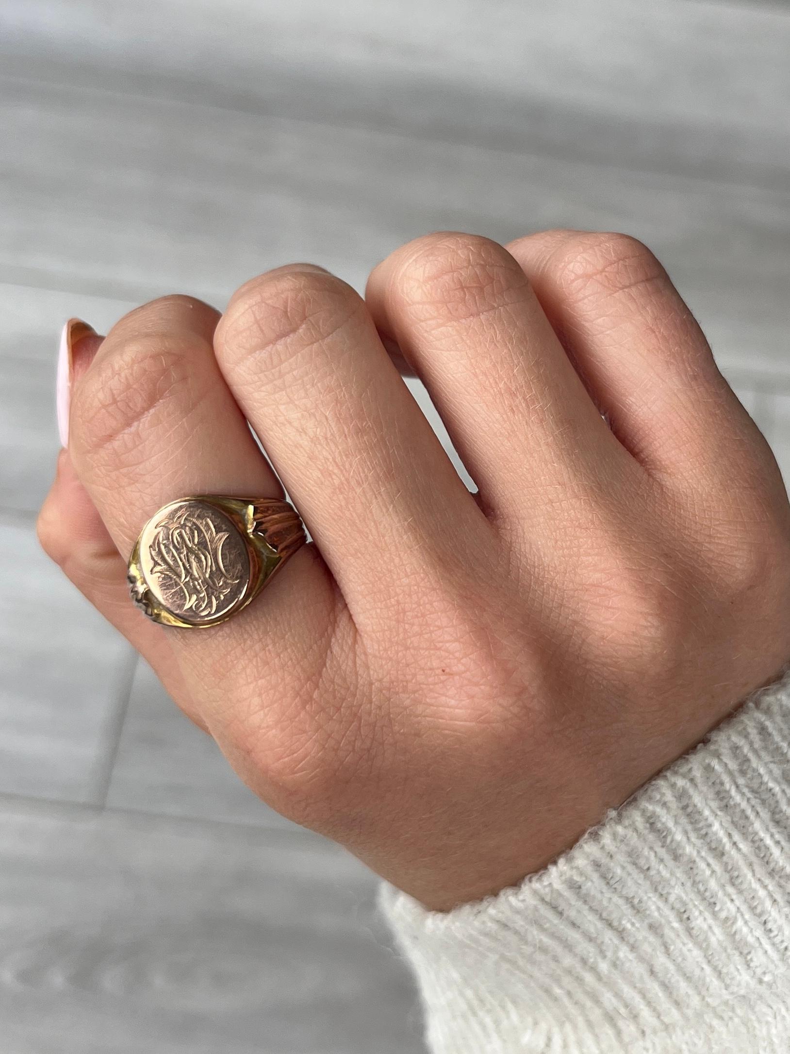 Antique 9 Carat Soft Tone Rose Gold Signet Ring In Good Condition For Sale In Chipping Campden, GB
