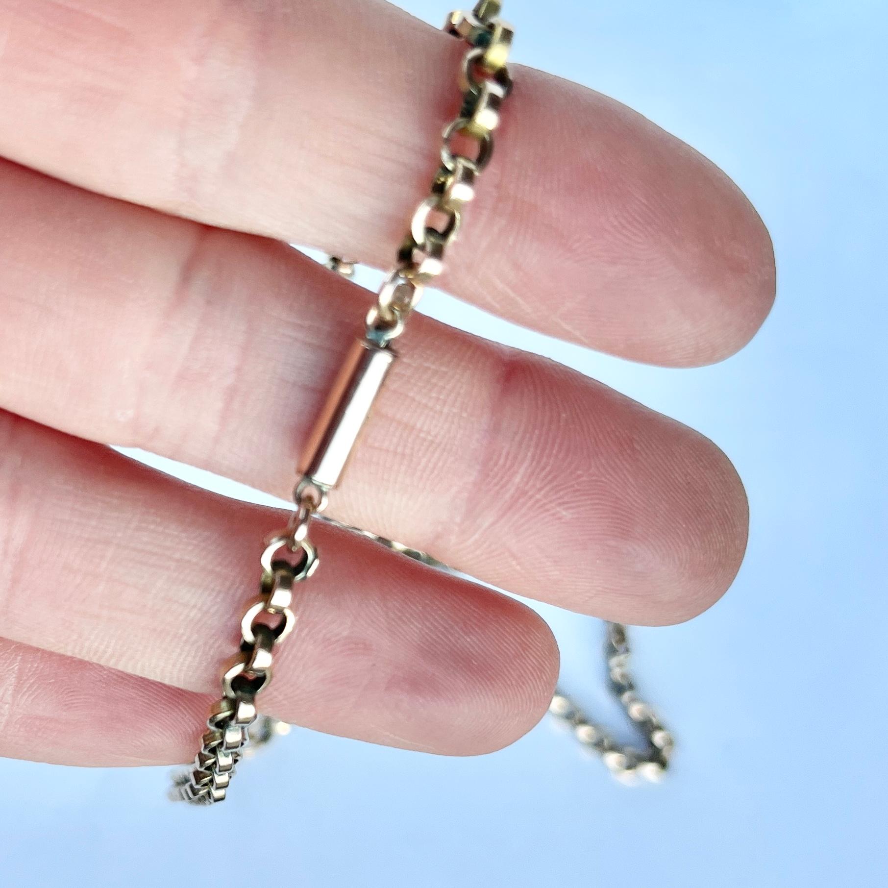 Ce magnifique collier en or jaune 9ct est composé de maillons fantaisie. Il se ferme à l'aide d'un fermoir en forme de tonneau.

Longueur : 44,5 cm
Largeur de la chaîne : 3 mm 

Poids : 8.6 g