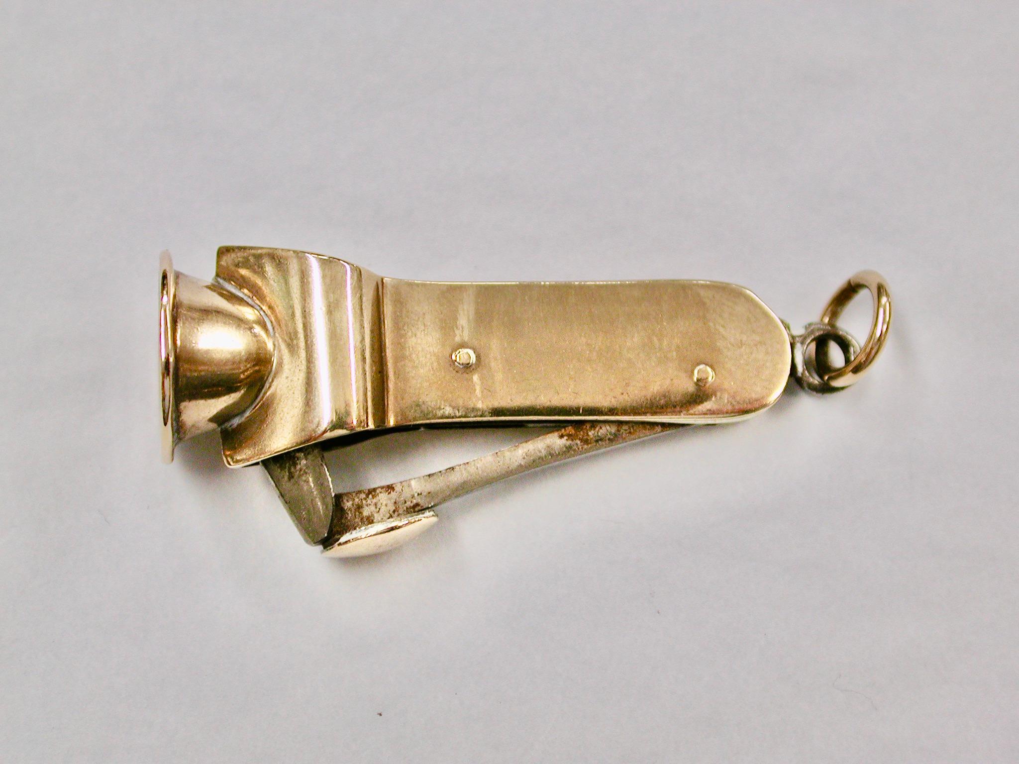 Antico tagliasigari in oro 9 ct William Neale & Son Ltd. Birmingham 1913
Oro 9 Ct con taglierina in acciaio, ancora funzionante
Probabilmente era appeso a una catena di orologi, da cui l'anello d'oro all'estremità.