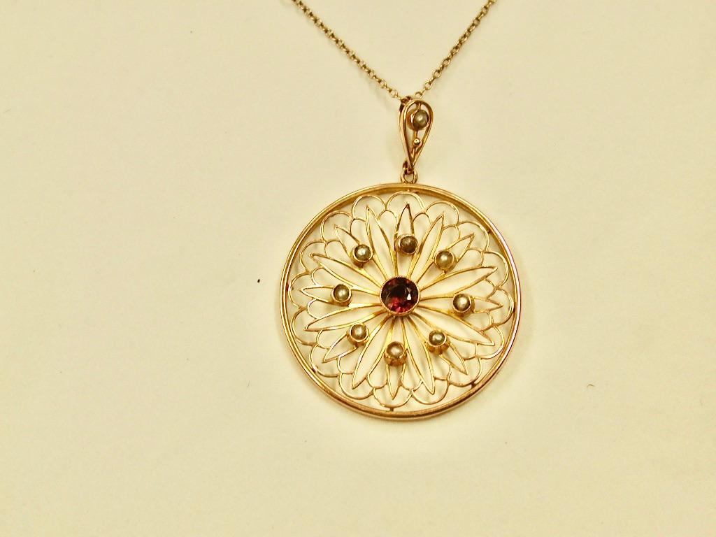 Antico ciondolo in oro 9 ct con granato e perle di mare su catena originale 9 ct Circa 1910
Grazioso ciondolo in oro 9 carati con disegno intricato su una catena in oro 9 carati a maglie multiple dello stesso periodo.
Realizzato dal prolifico
