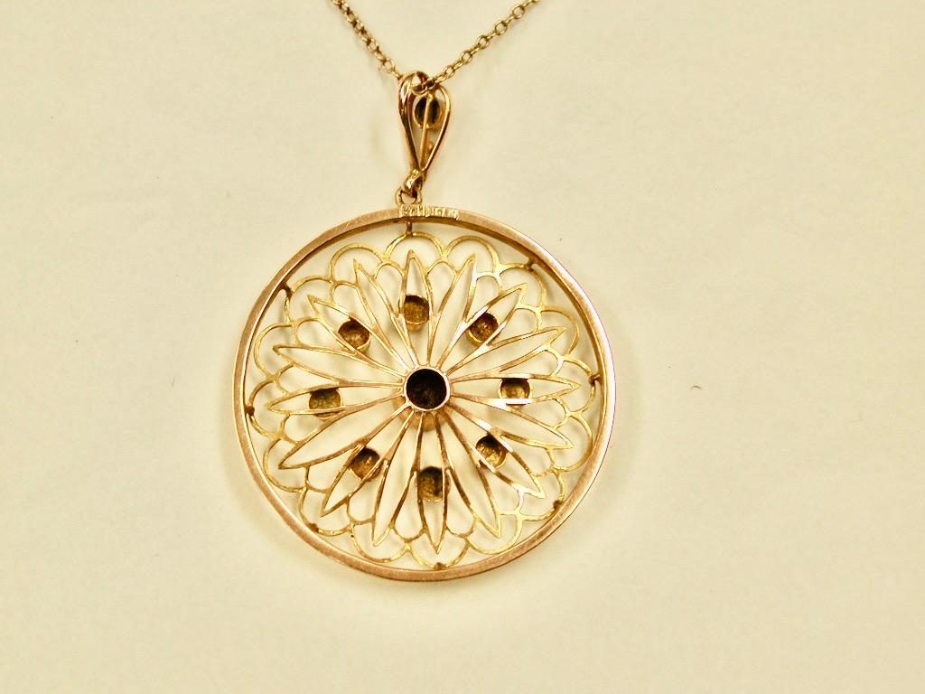 Antico ciondolo in oro 9 ct con granato e perle di mare su catena originale 9 ct Circa 1910 in vendita 1