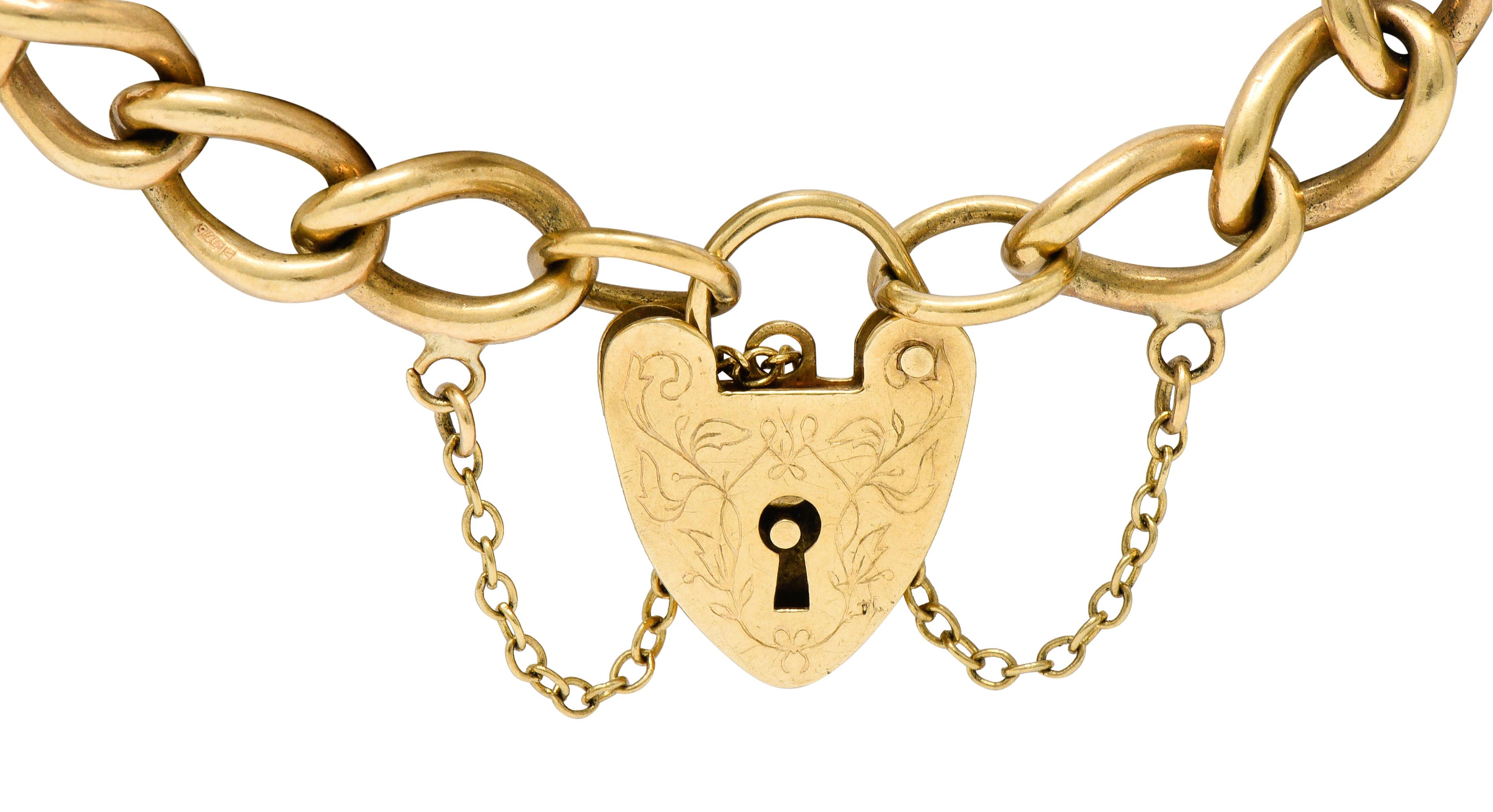 Armband mit polierten:: gewellten Gliedern

Mit stilisiertem und funktionellem Herz-Vorhängeschloss-Verschluss:: tief eingraviert

Ergänzt durch Sicherheitskette

Mit Herstellermarke

Und britischen Punzen für London:: 9 Karat Gold:: um 1911

Länge: