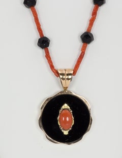 Antique 9 Karat Gold, Coral and Onyx Beaded Necklace, Early 20th Century