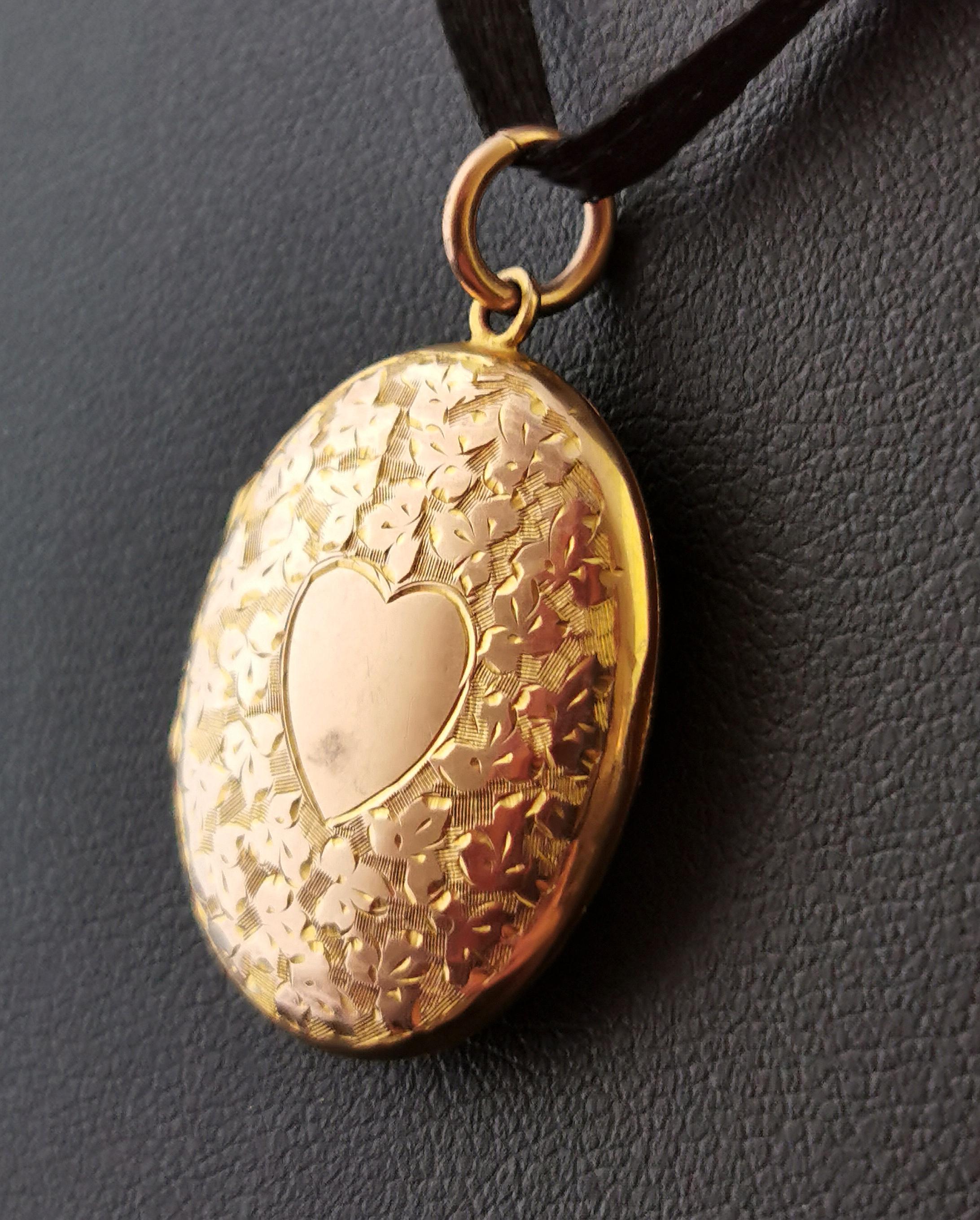 Antique 9 Karat Gold Locket Pendant, 1910s, Heart, Engraved 2
